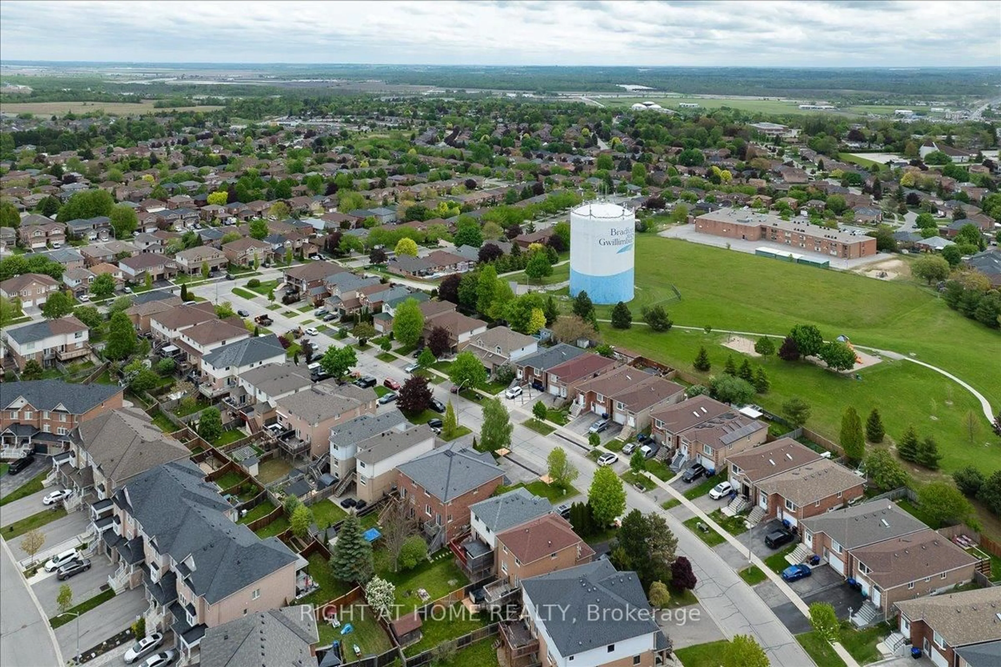 A pic from outside/outdoor area/front of a property/back of a property/a pic from drone, street for 21 Breeze Dr, Bradford West Gwillimbury Ontario L3Z 3A6
