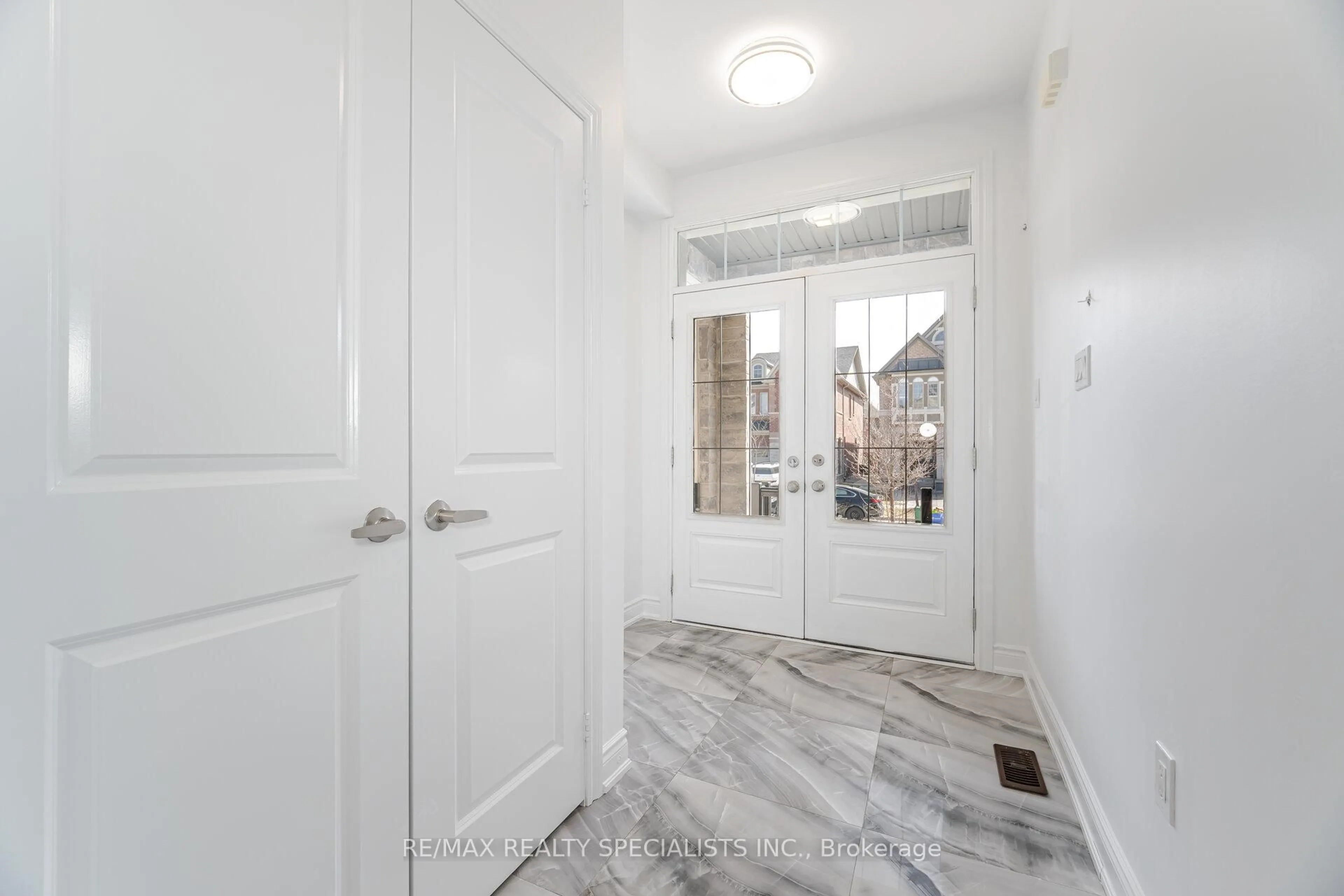 Indoor entryway for 126 Algoma Dr, Vaughan Ontario L4H 3Y3