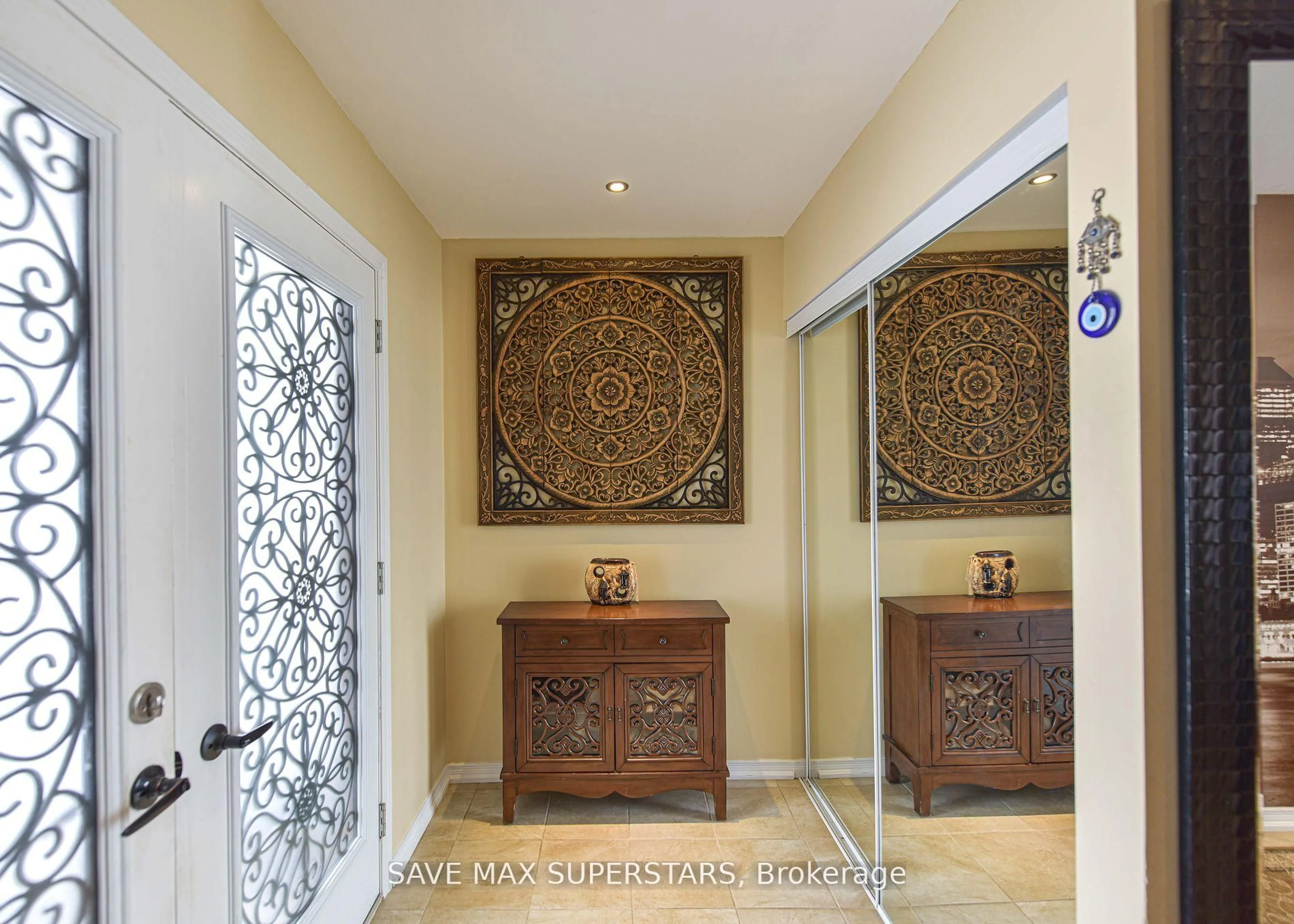 Indoor foyer for 1246 LESLIE Dr, Innisfil Ontario L9S 0G3