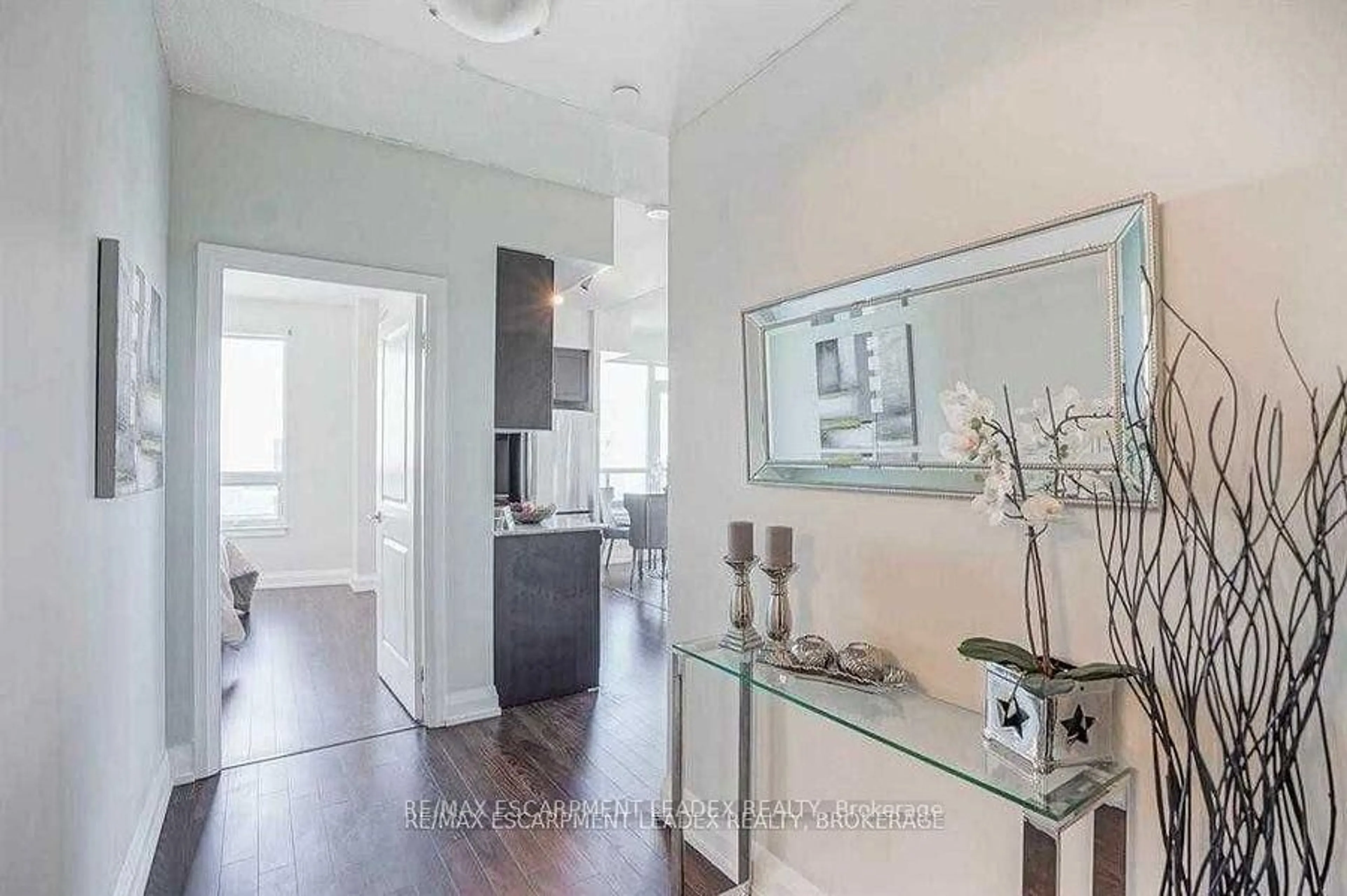 Indoor entryway for 7161 Yonge St #2731, Markham Ontario L3T 0C8