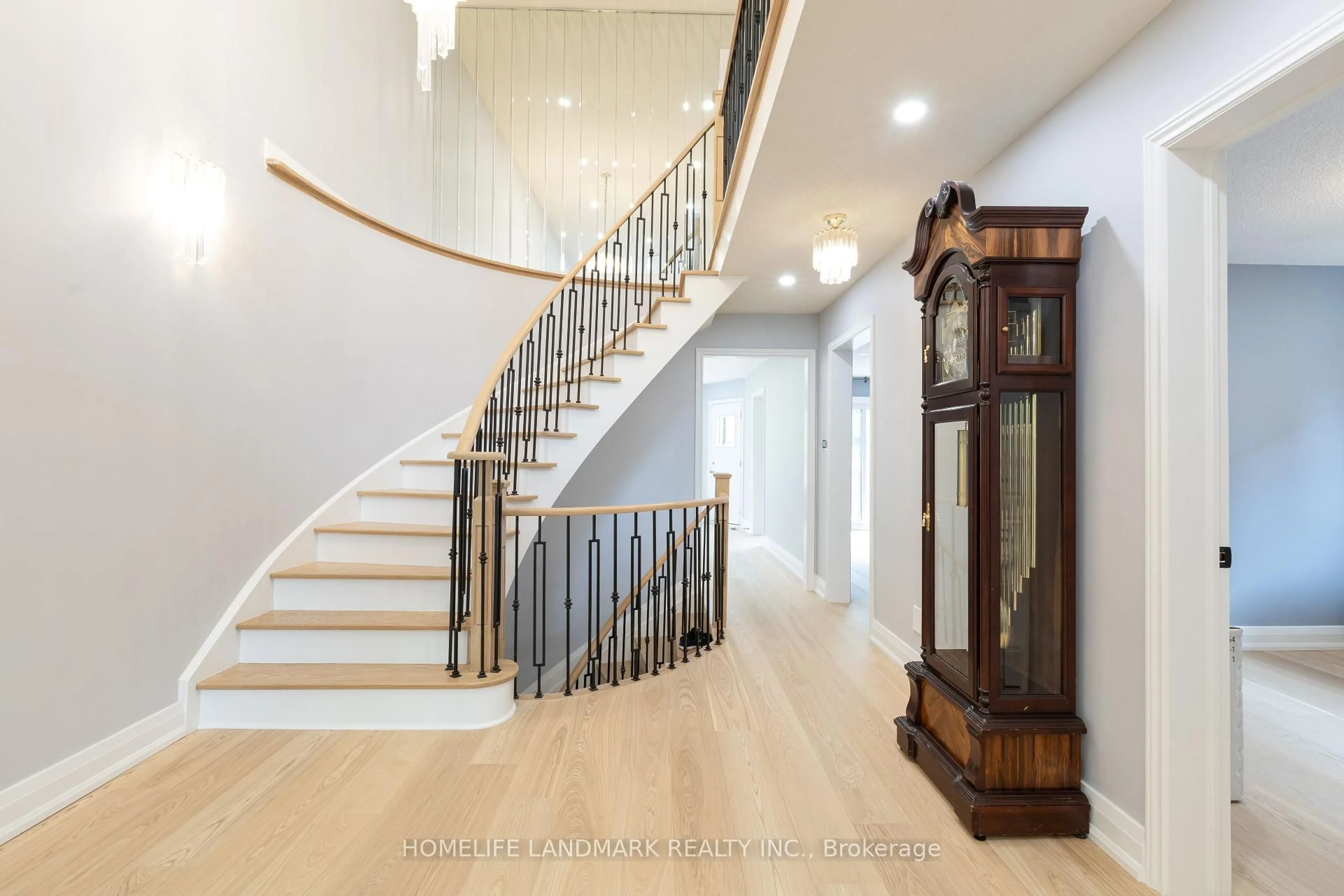 Indoor foyer for 9755 Keele St, Vaughan Ontario L6A 3Y5