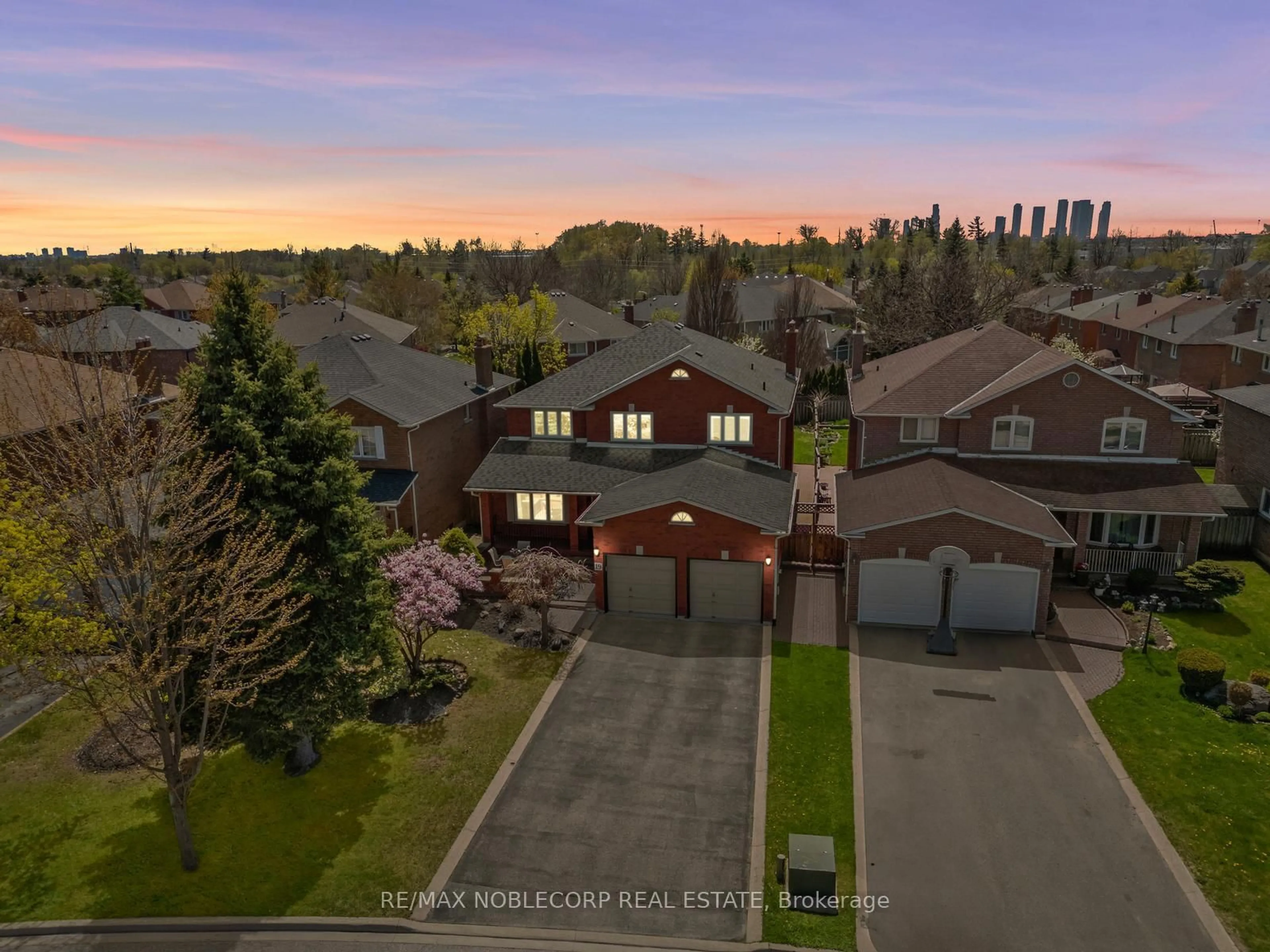A pic from outside/outdoor area/front of a property/back of a property/a pic from drone, street for 19 Castlehill Rd, Vaughan Ontario L6A 1N8