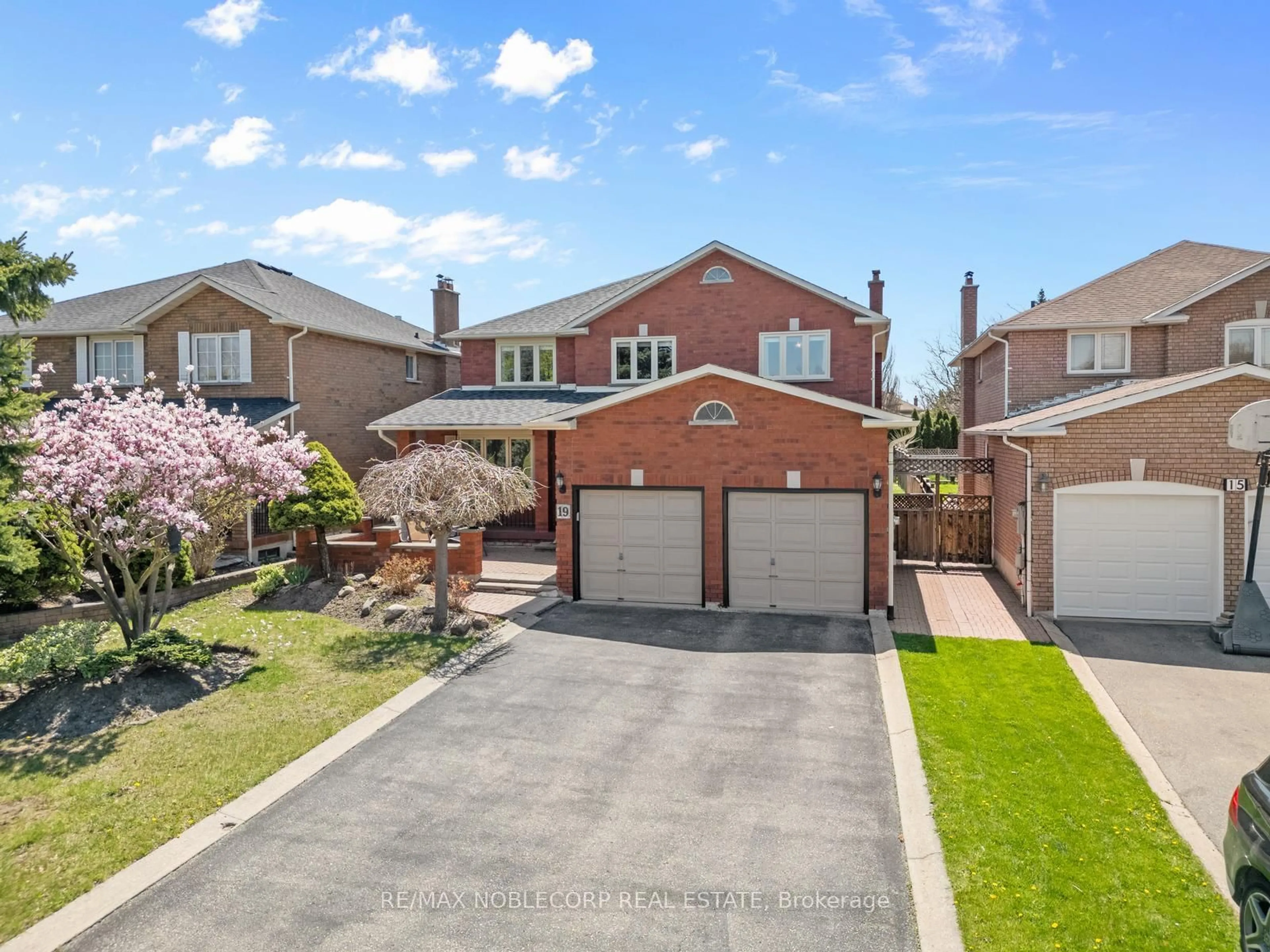 A pic from outside/outdoor area/front of a property/back of a property/a pic from drone, street for 19 Castlehill Rd, Vaughan Ontario L6A 1N8