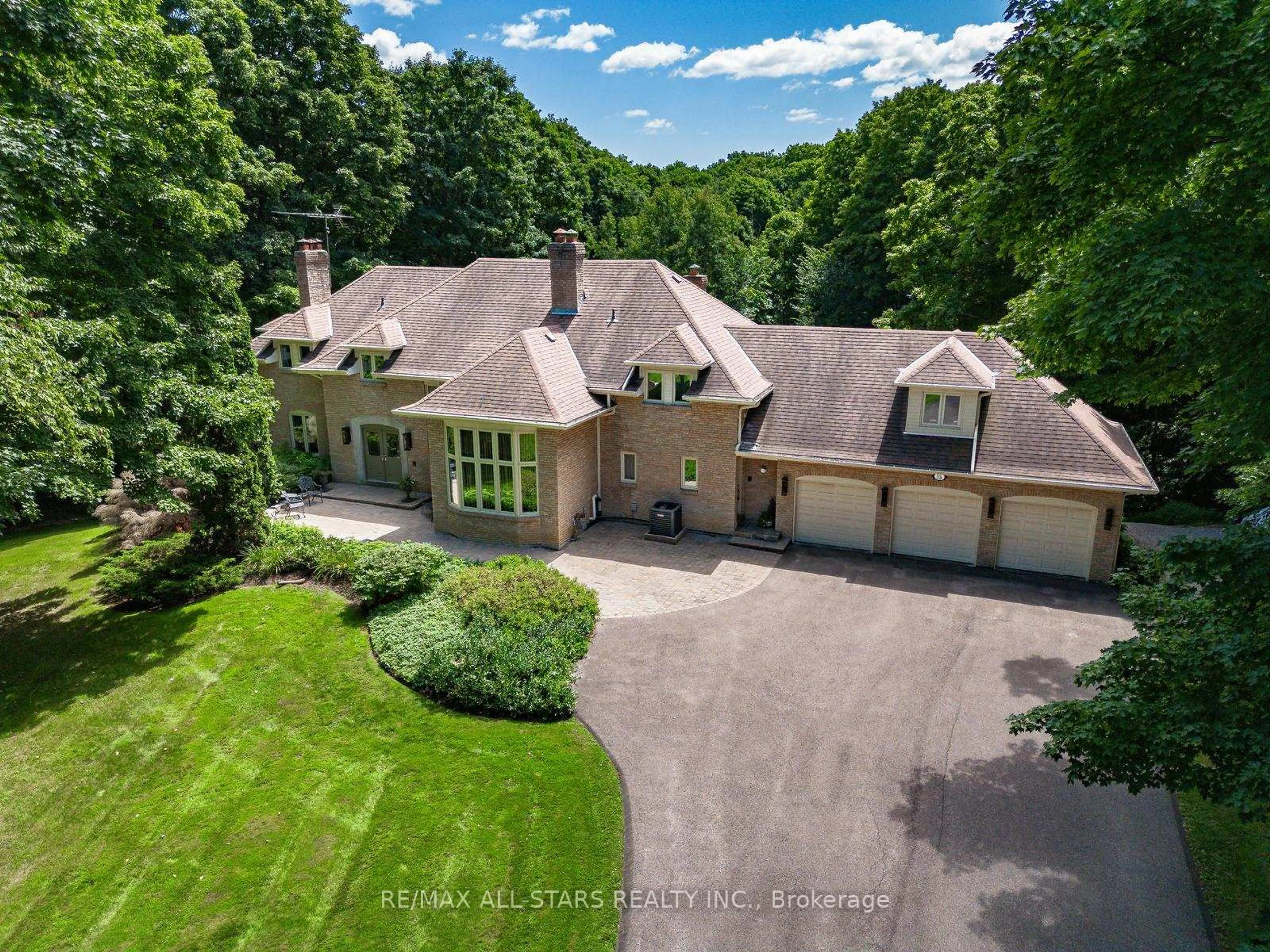 A pic from outside/outdoor area/front of a property/back of a property/a pic from drone, unknown for 15 Skyridge Crt, Whitchurch-Stouffville Ontario L4A 2C4
