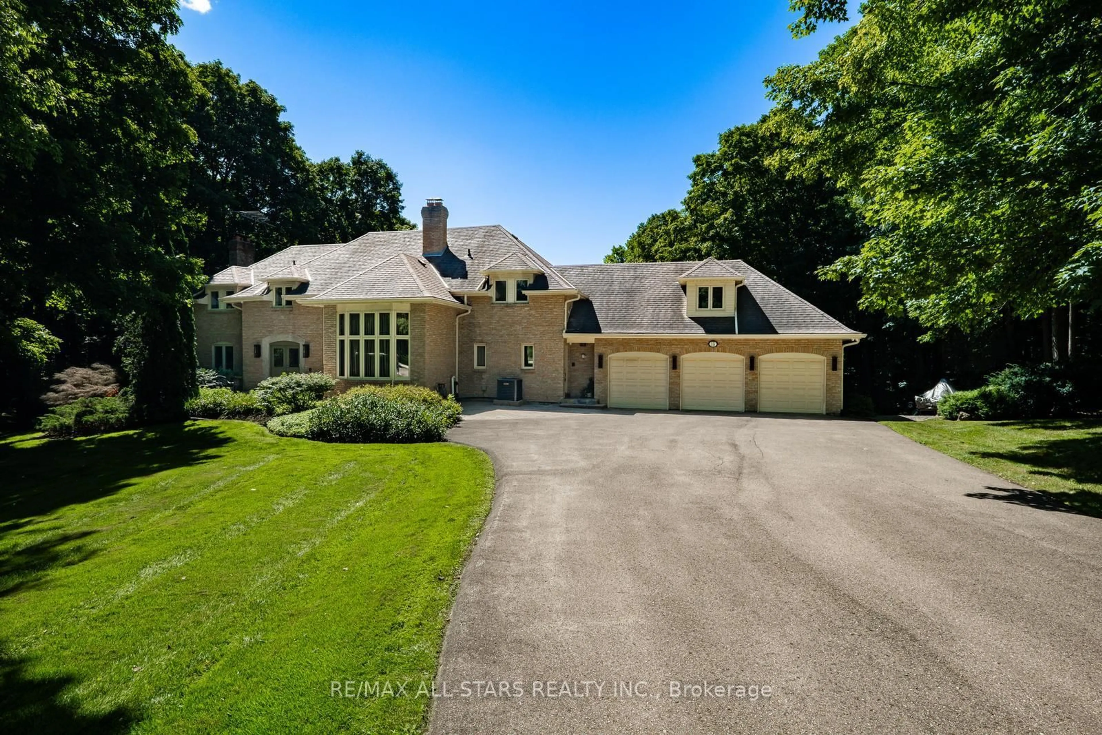 A pic from outside/outdoor area/front of a property/back of a property/a pic from drone, street for 15 Skyridge Crt, Whitchurch-Stouffville Ontario L4A 2C4