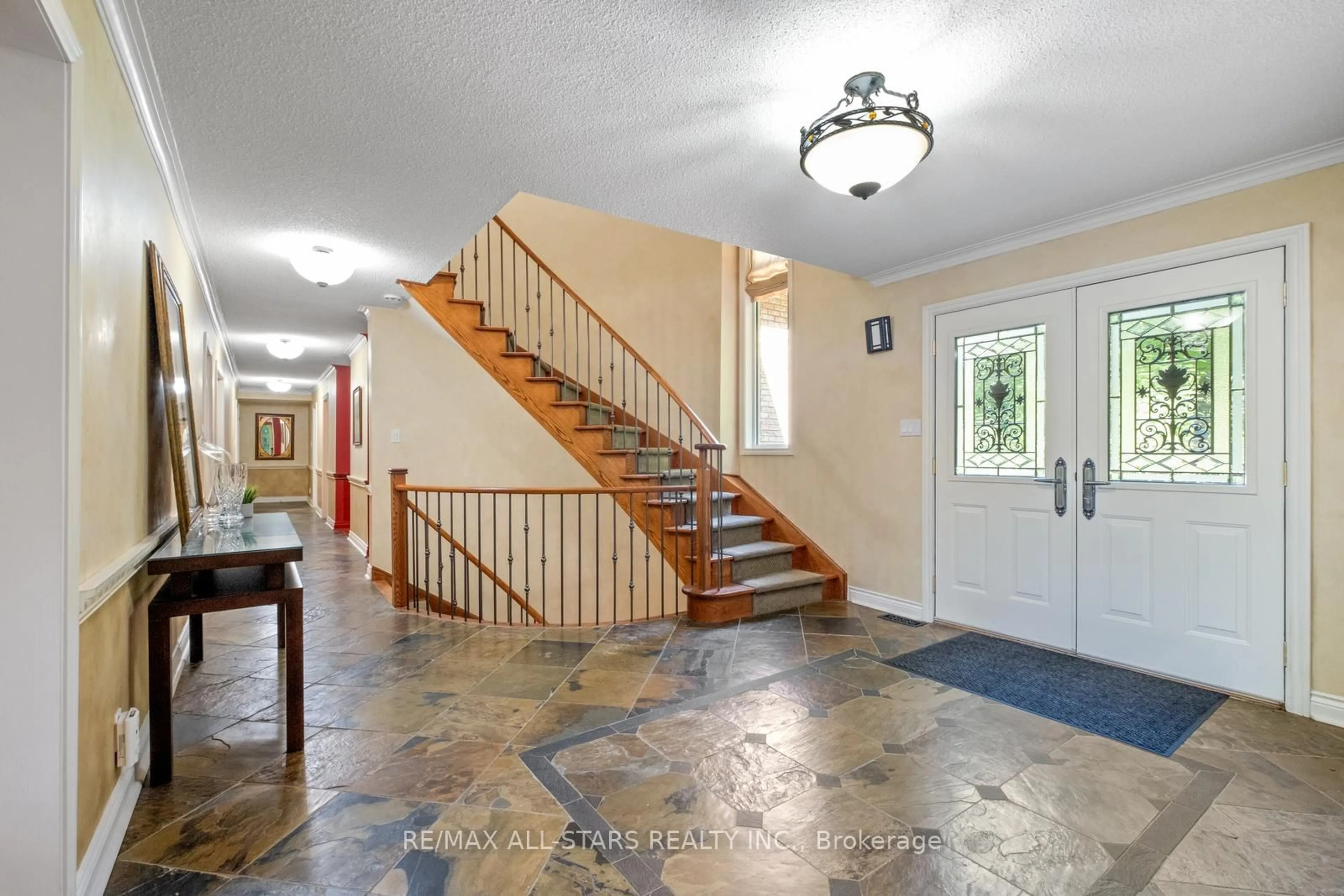 Indoor foyer for 15 Skyridge Crt, Whitchurch-Stouffville Ontario L4A 2C4