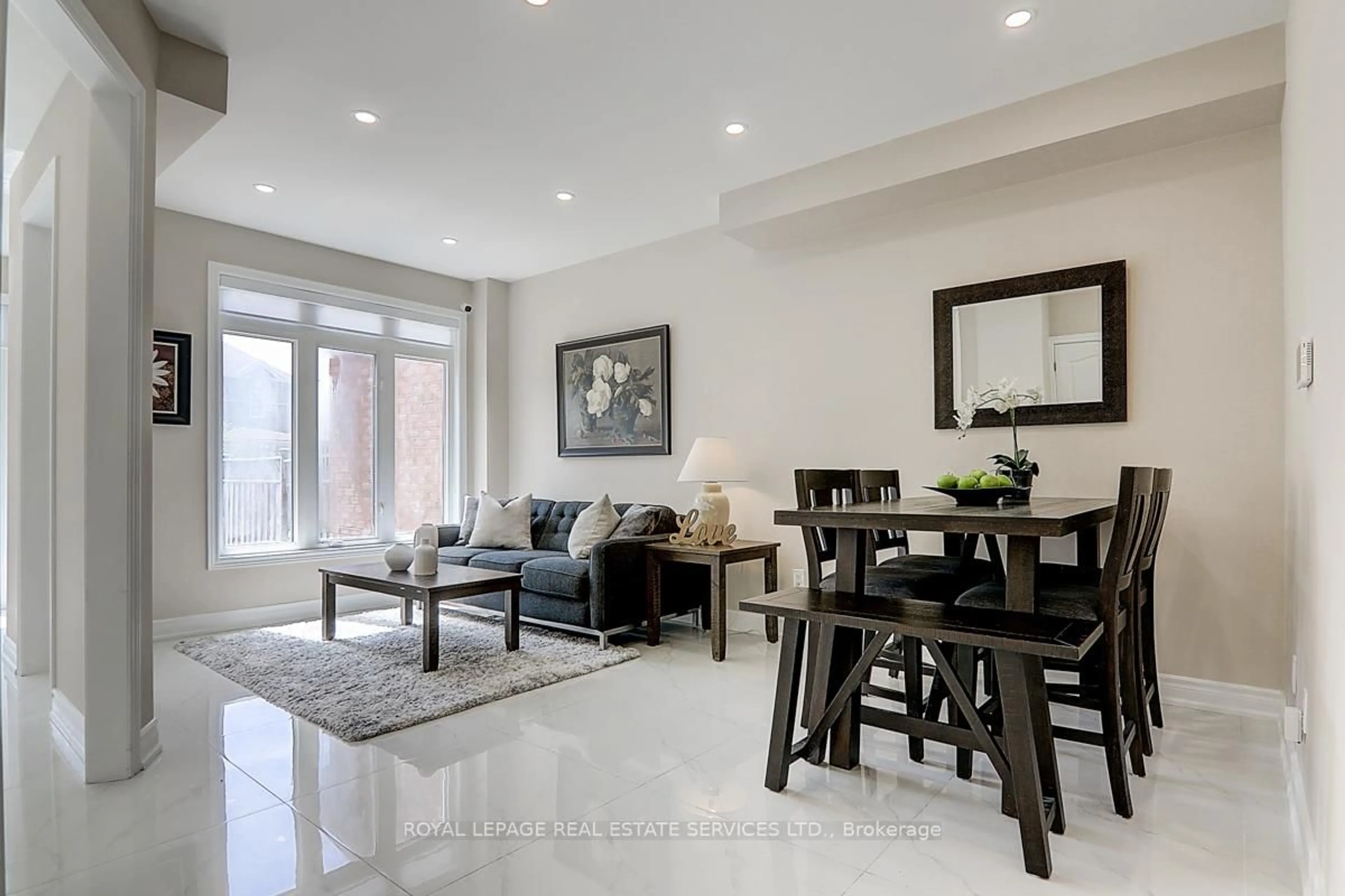 Living room with furniture, unknown for 17 Venture Ave, Richmond Hill Ontario L4S 2P2