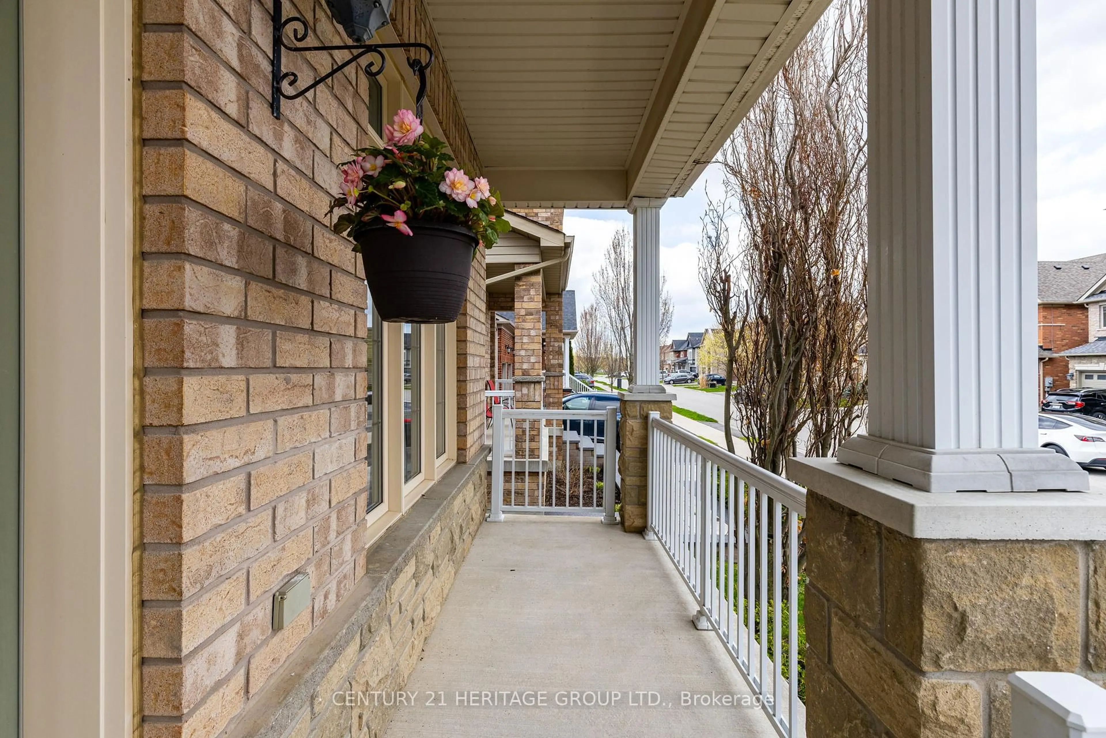 Patio, street for 402 Kwapis Blvd, Newmarket Ontario L3X 3H4