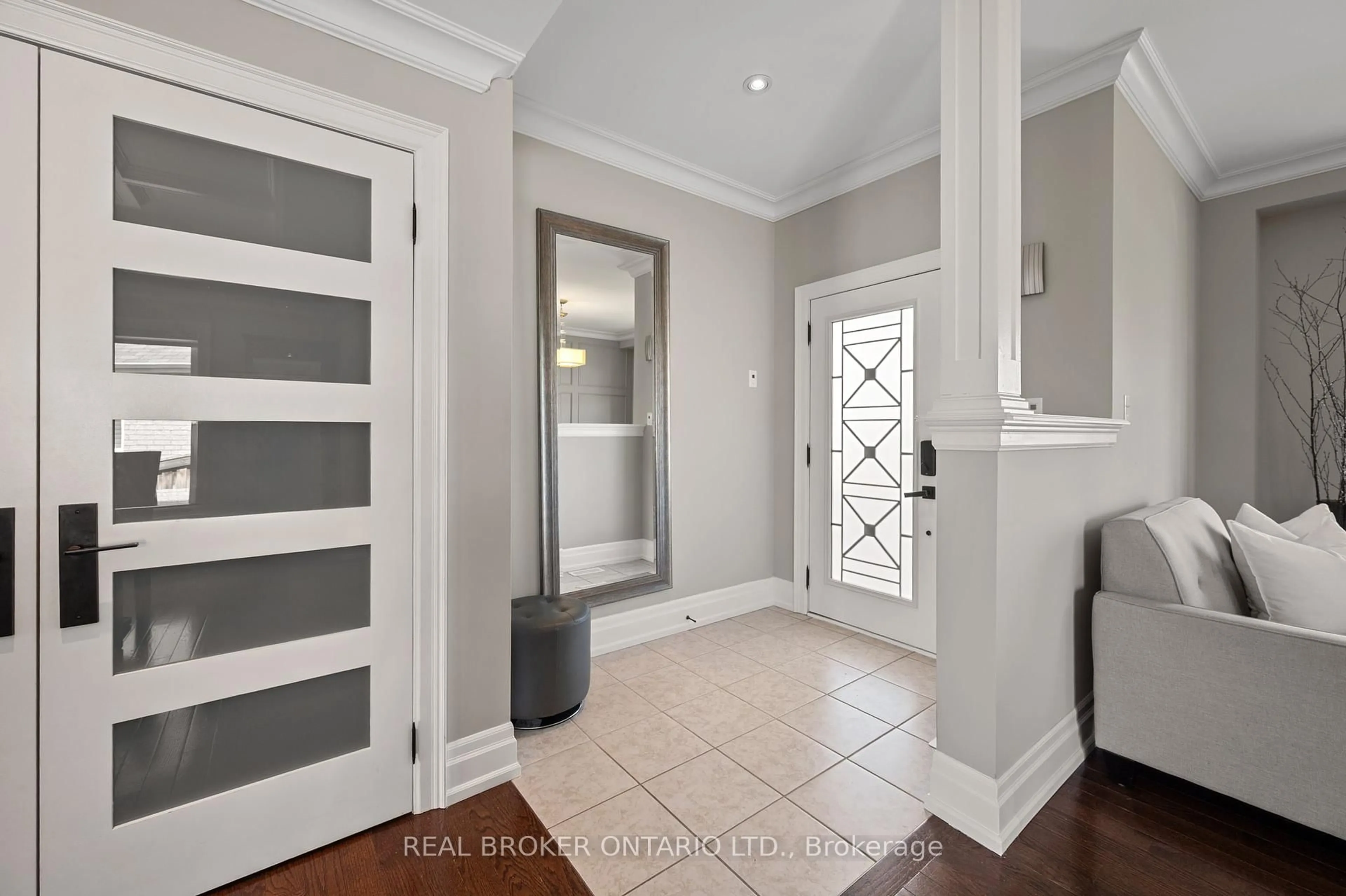 Indoor entryway for 1399 Kellough St, Innisfil Ontario L9S 0H7