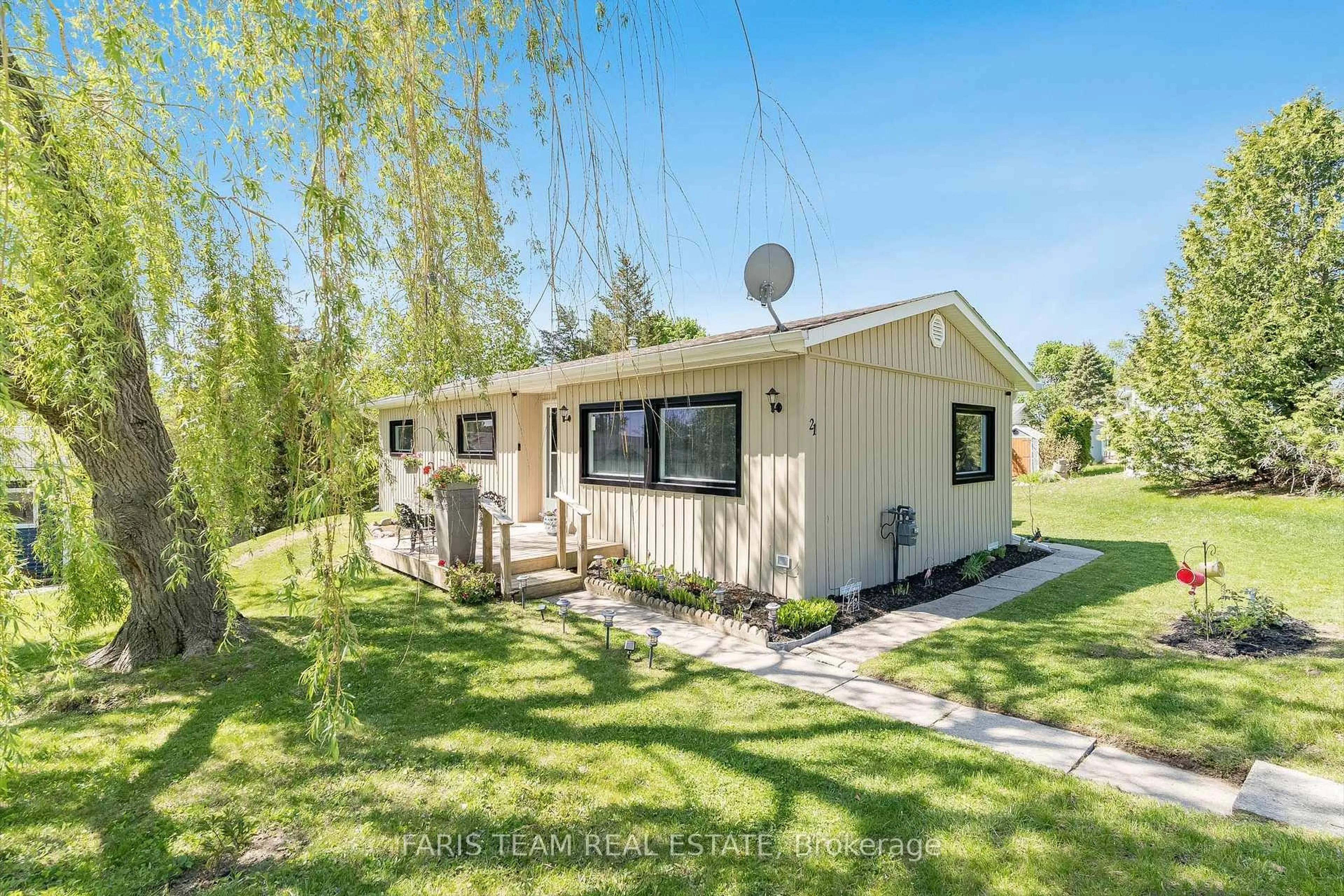 A pic from outside/outdoor area/front of a property/back of a property/a pic from drone, unknown for 21 Hawthorne Dr, Innisfil Ontario L9S 1P7