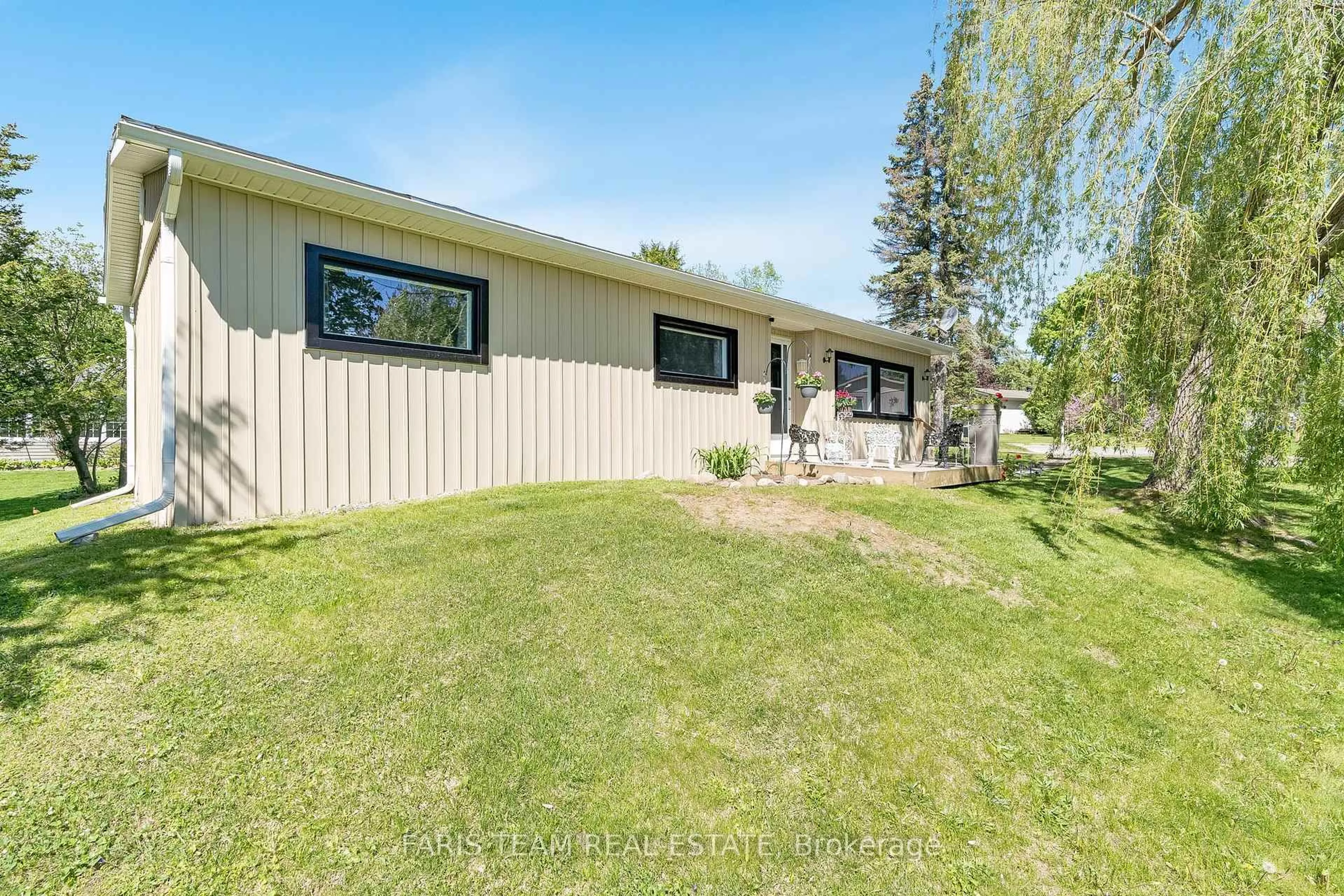 Home with vinyl exterior material, unknown for 21 Hawthorne Dr, Innisfil Ontario L9S 1P7