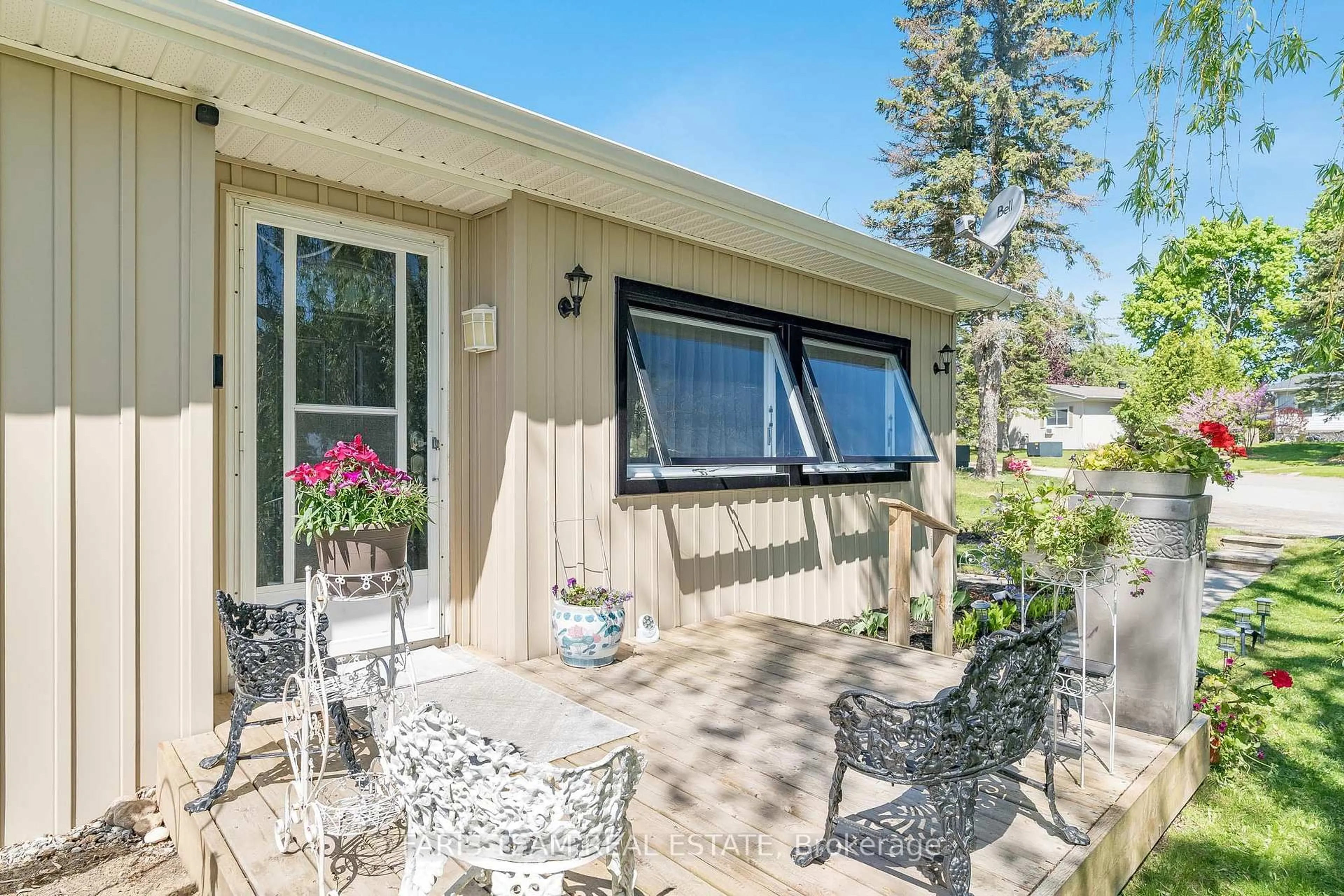 Patio, water/lake/river/ocean view for 21 Hawthorne Dr, Innisfil Ontario L9S 1P7