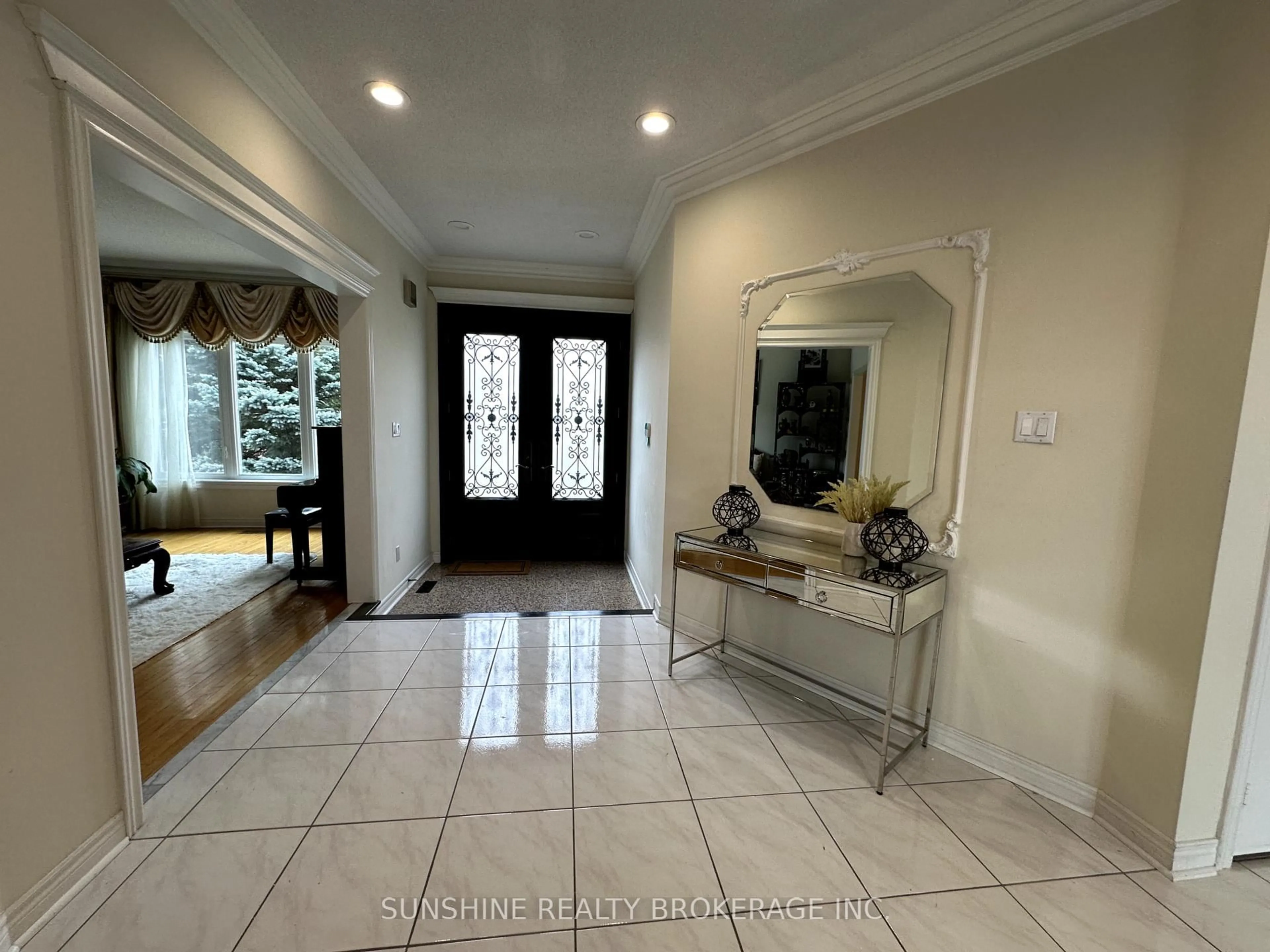Indoor foyer for 61 Henricks Cres, Richmond Hill Ontario L4B 3W3