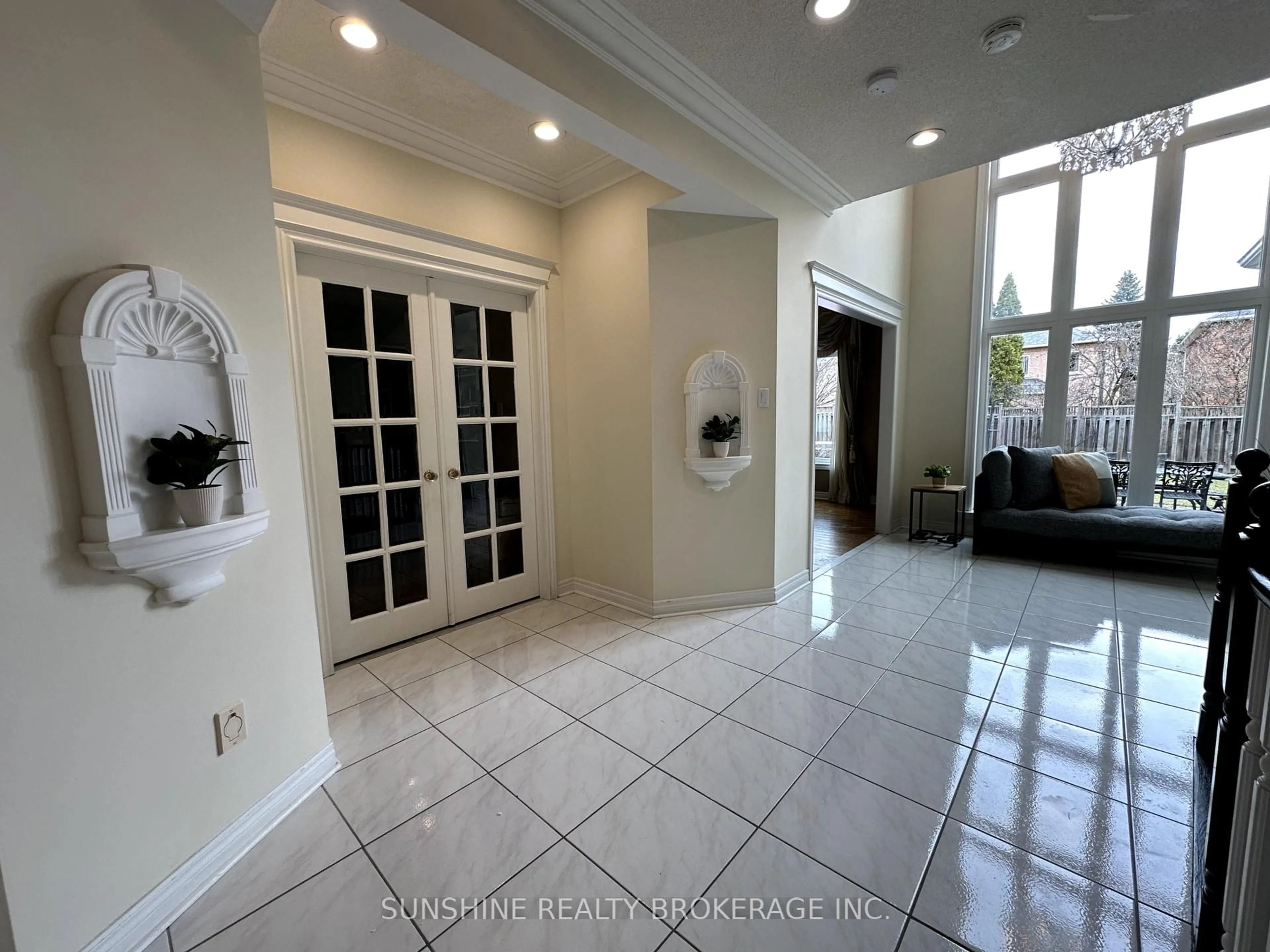 Indoor foyer for 61 Henricks Cres, Richmond Hill Ontario L4B 3W3
