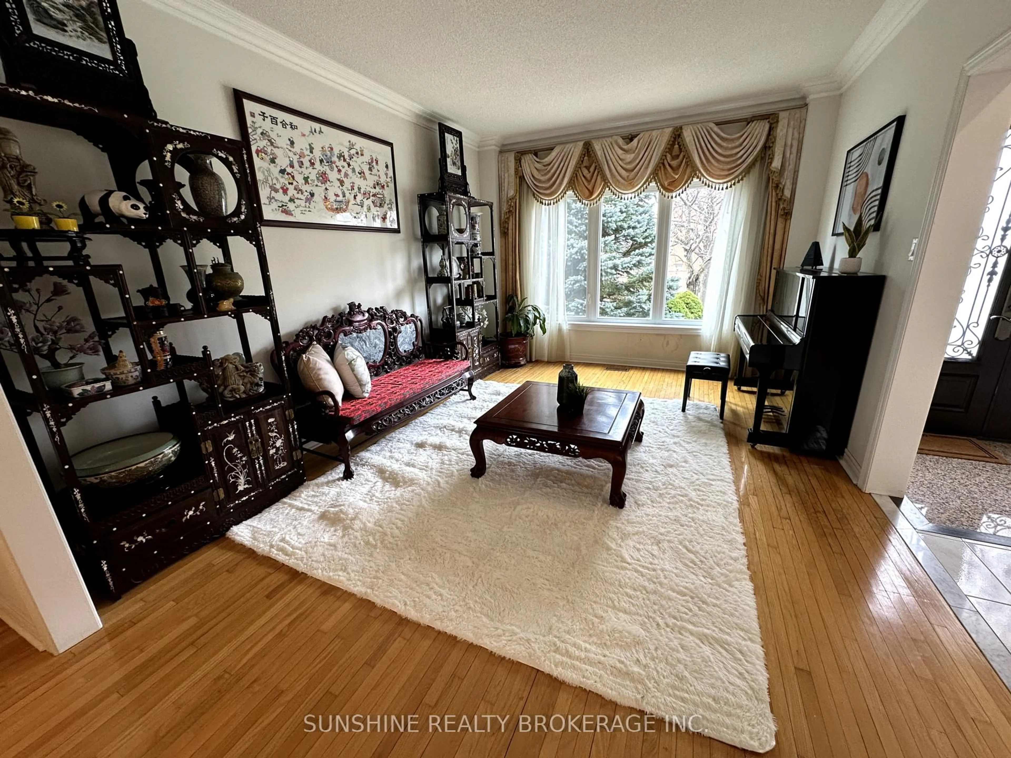 Living room with furniture, unknown for 61 Henricks Cres, Richmond Hill Ontario L4B 3W3