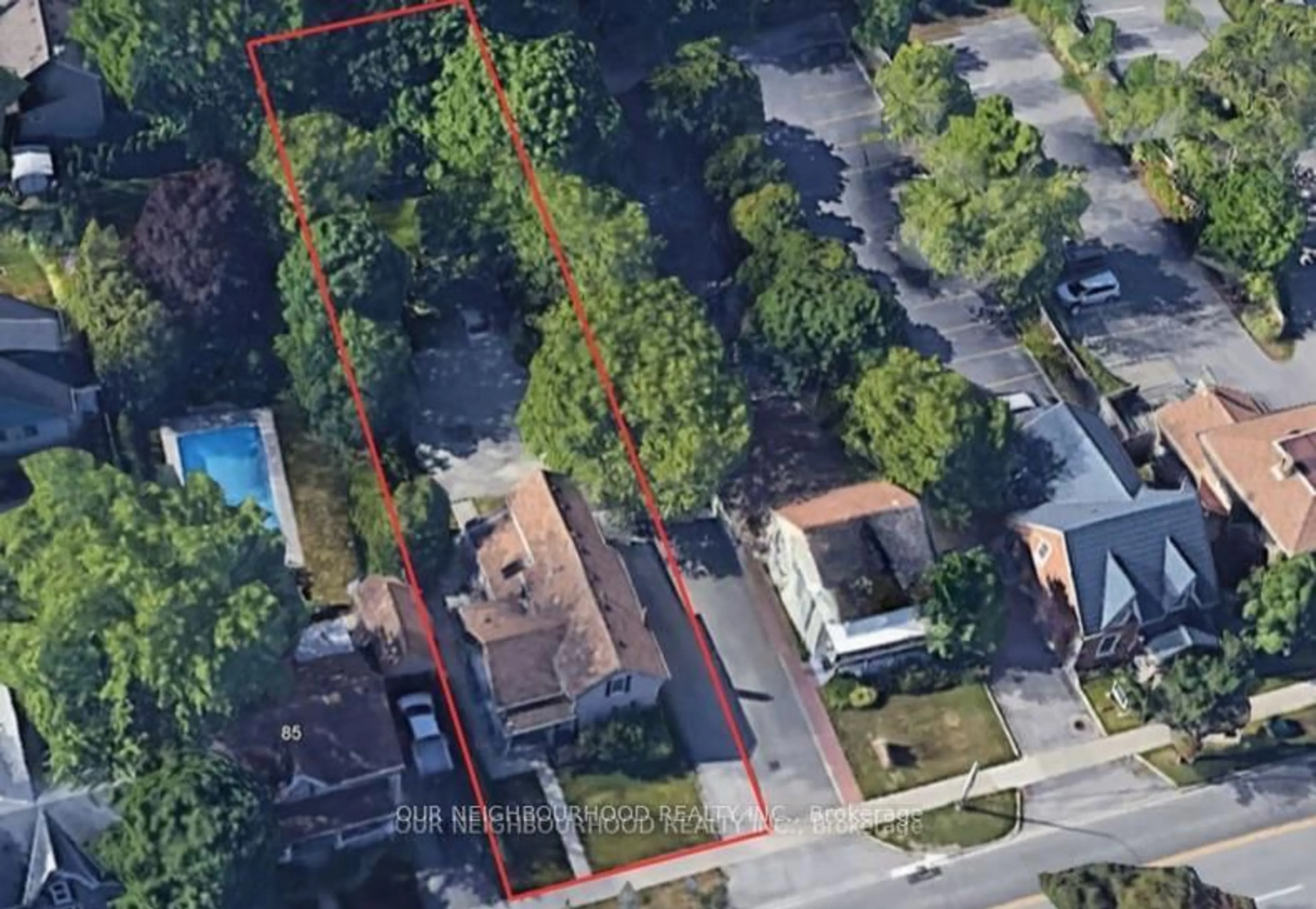 A pic from outside/outdoor area/front of a property/back of a property/a pic from drone, street for 81 Wellington St, Aurora Ontario L4G 1H7