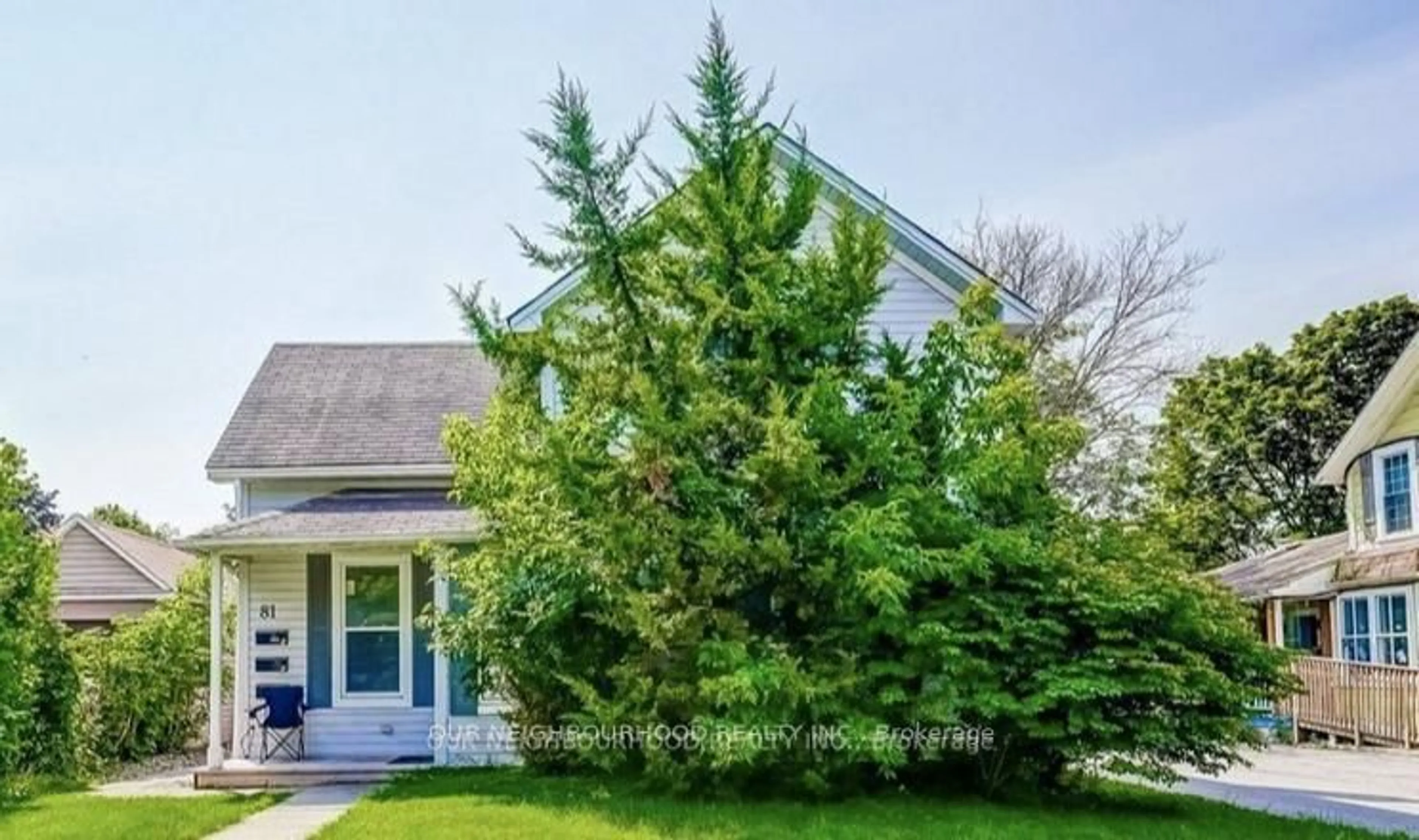 Home with vinyl exterior material, forest/trees view for 81 Wellington St, Aurora Ontario L4G 1H7