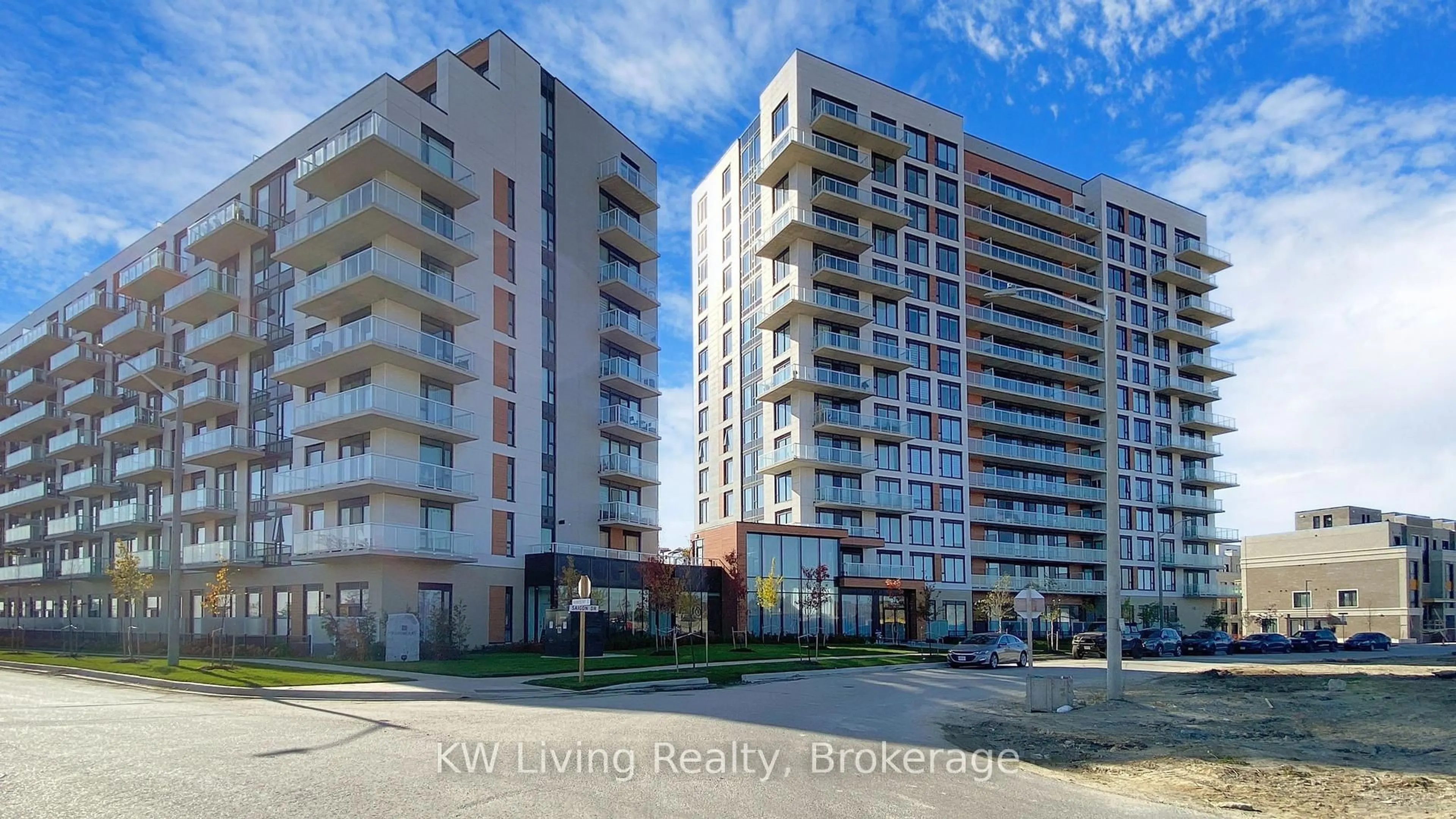A pic from outside/outdoor area/front of a property/back of a property/a pic from drone, unknown for 6 David Eyer Rd #205, Richmond Hill Ontario L4S 0N5