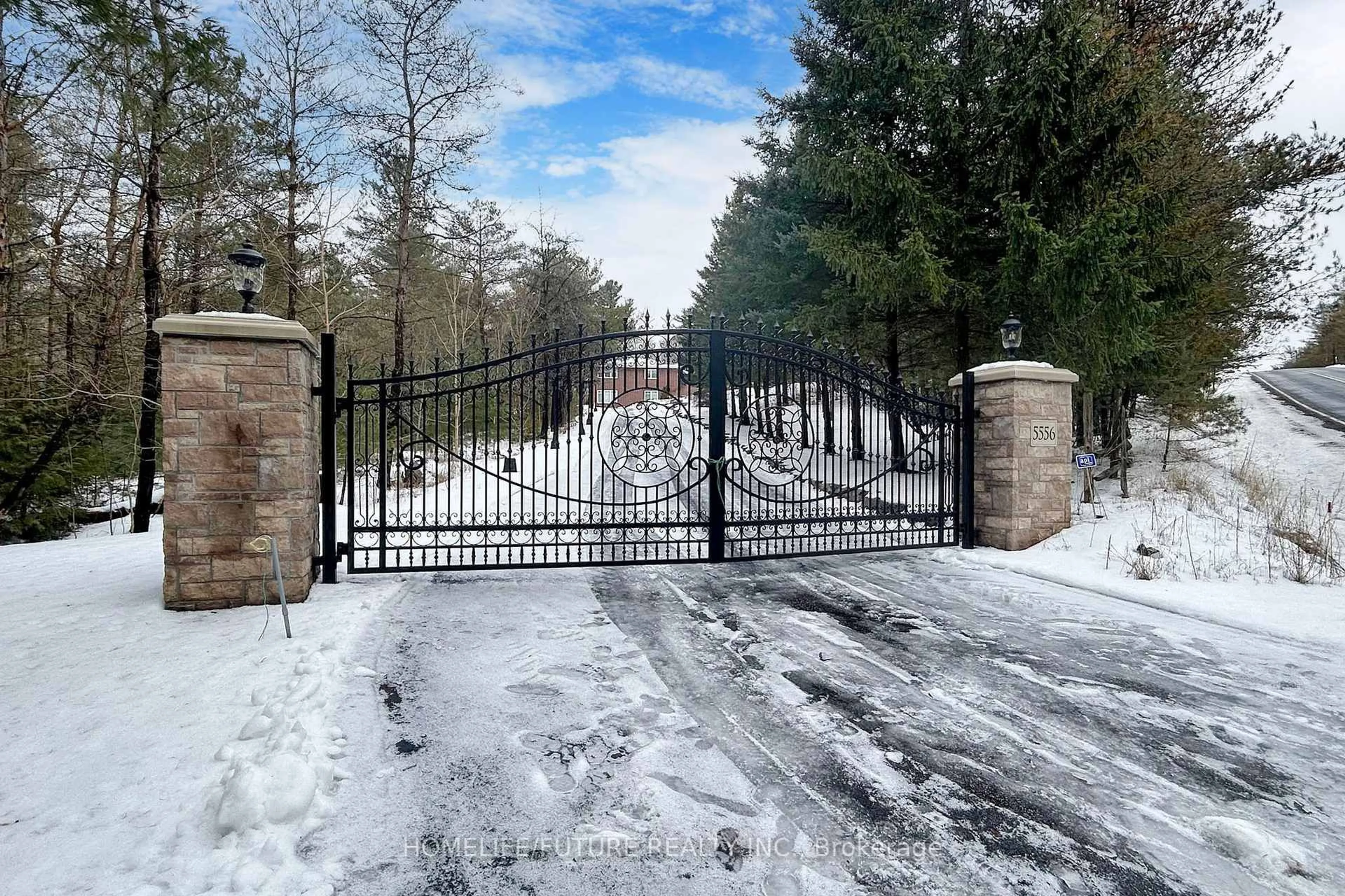 Indoor entryway for 5556 Vivian Rd, Whitchurch-Stouffville Ontario L4A 3G9