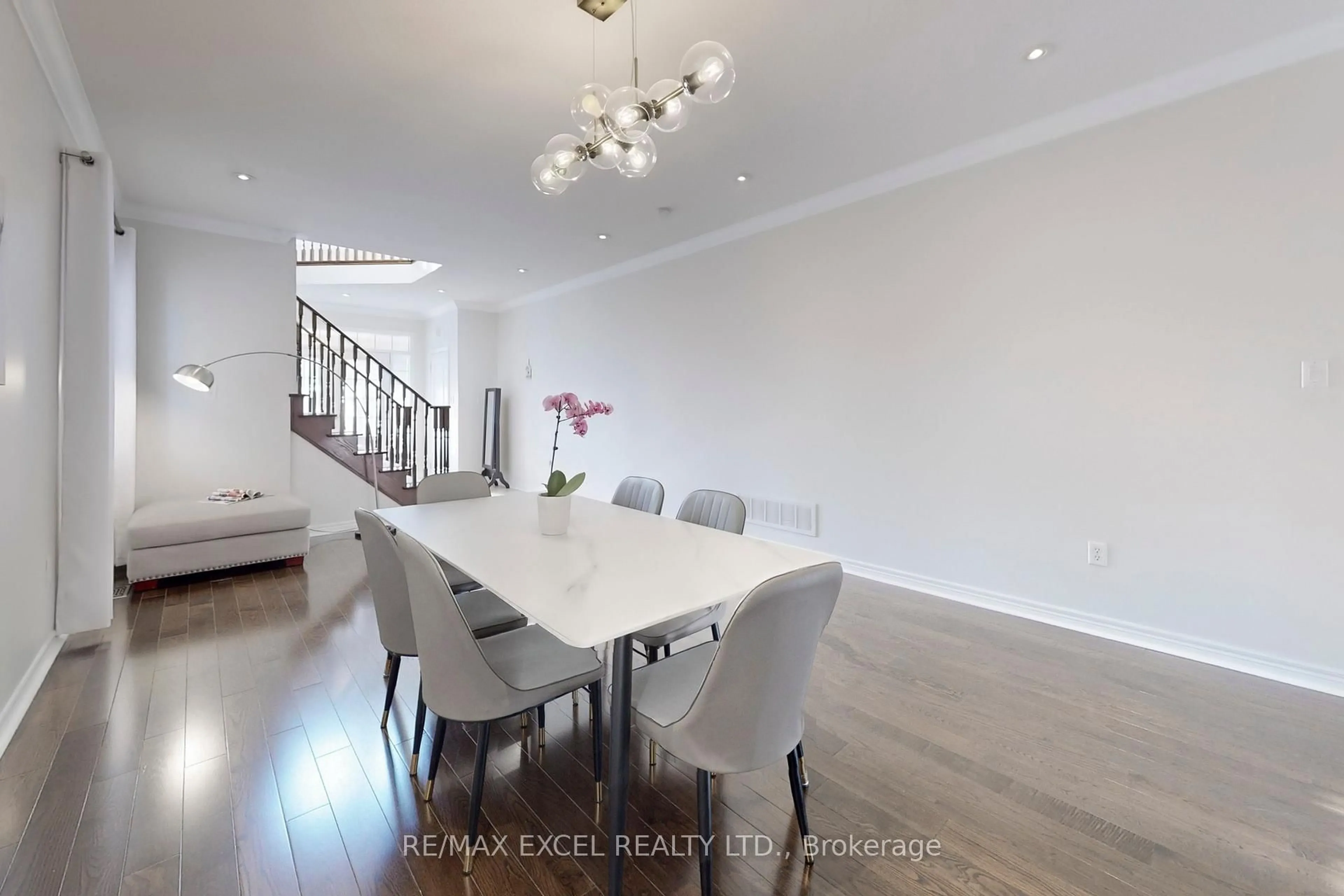 Dining room, wood/laminate floor for 94 Waite Cres, Whitchurch-Stouffville Ontario L4A 0B8