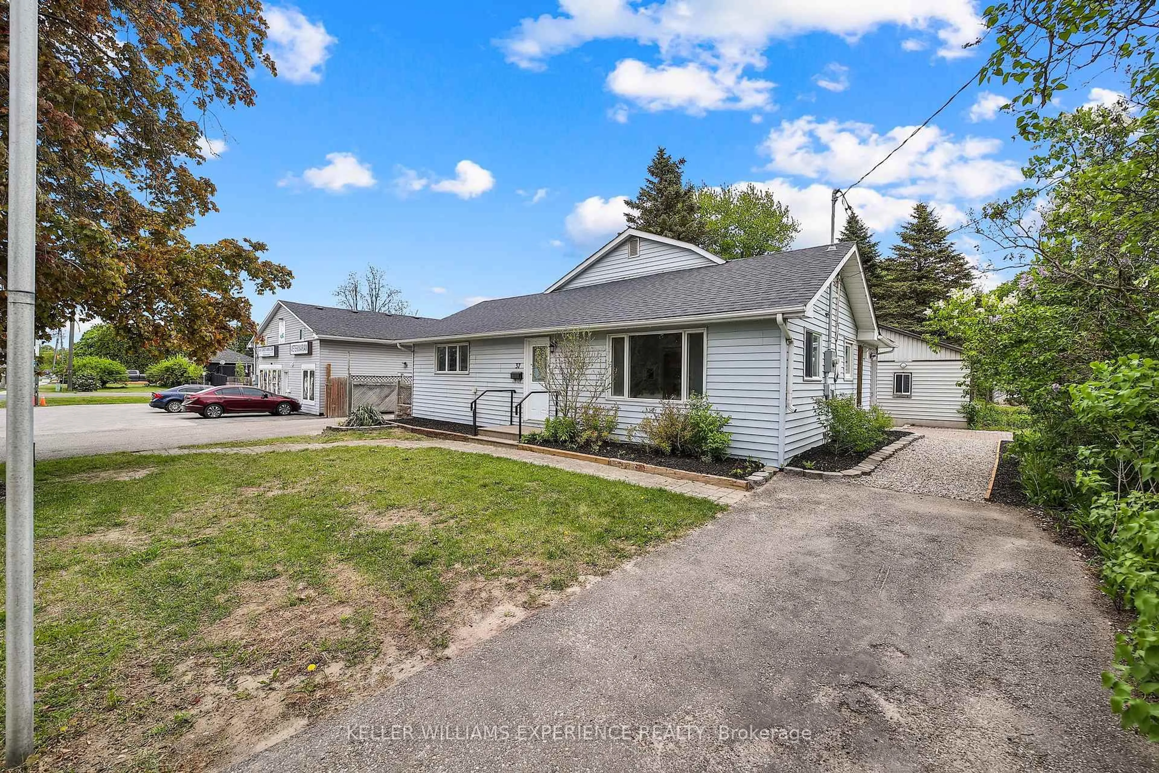 A pic from outside/outdoor area/front of a property/back of a property/a pic from drone, street for 37 Tottenham Rd, New Tecumseth Ontario L9R 1J9