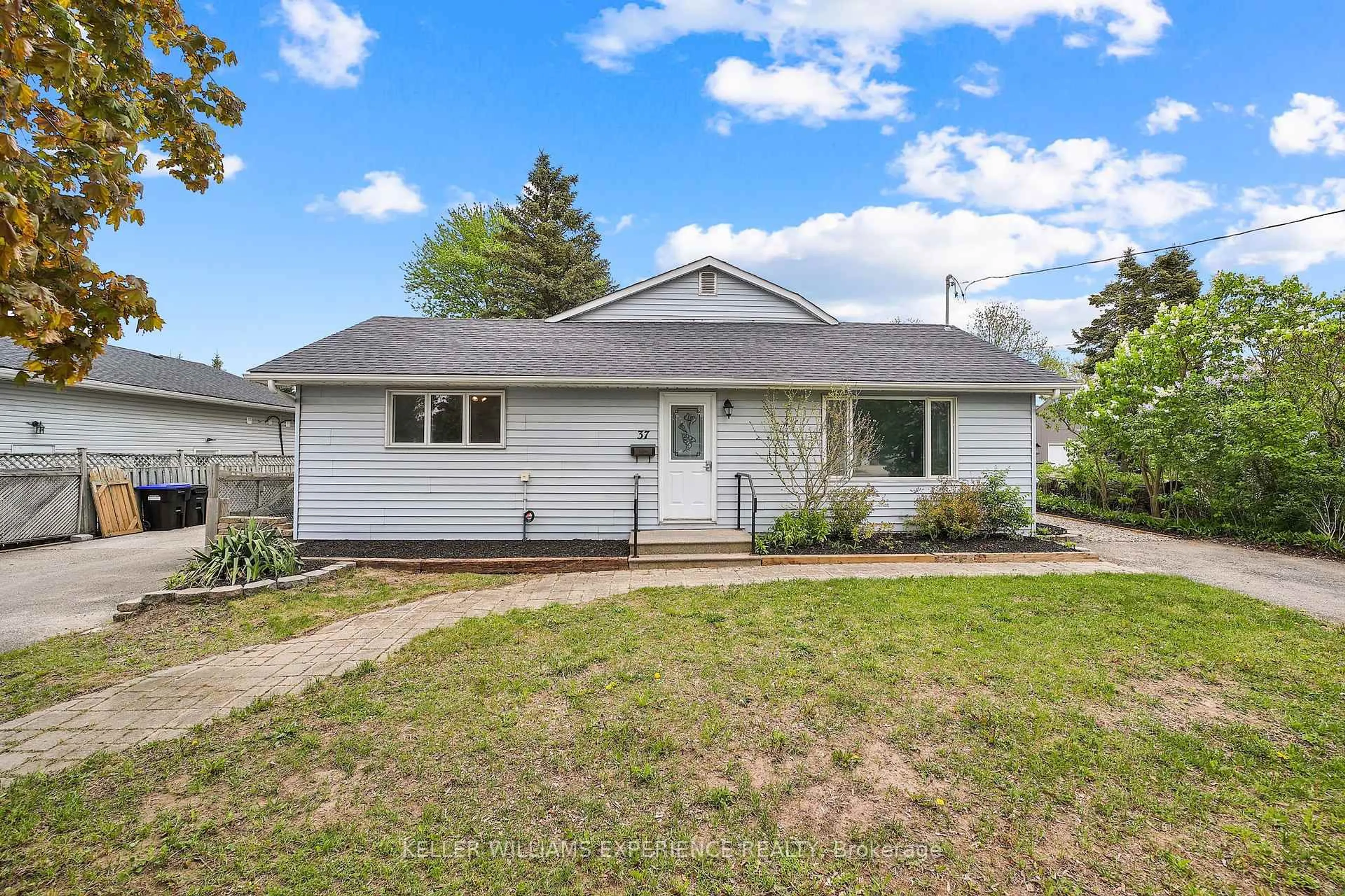 Home with vinyl exterior material, street for 37 Tottenham Rd, New Tecumseth Ontario L9R 1J9