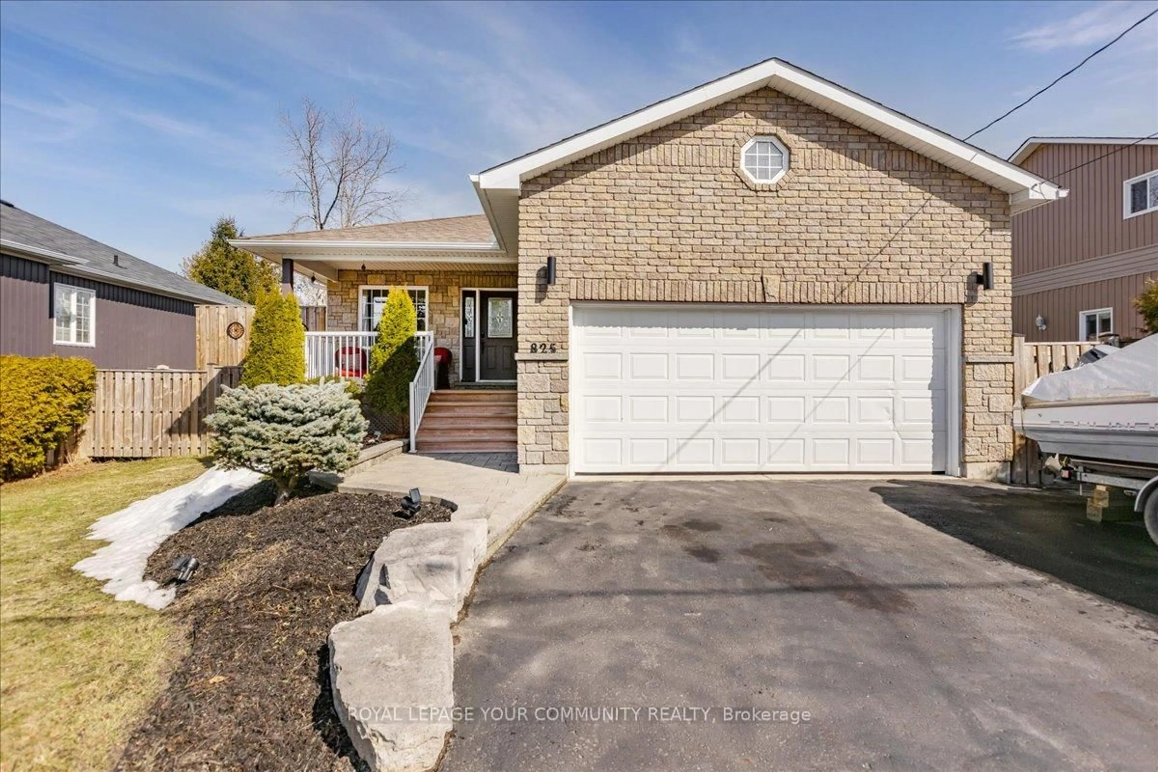 Home with brick exterior material, street for 825 Elmwood Rd, Georgina Ontario L4P 3E9