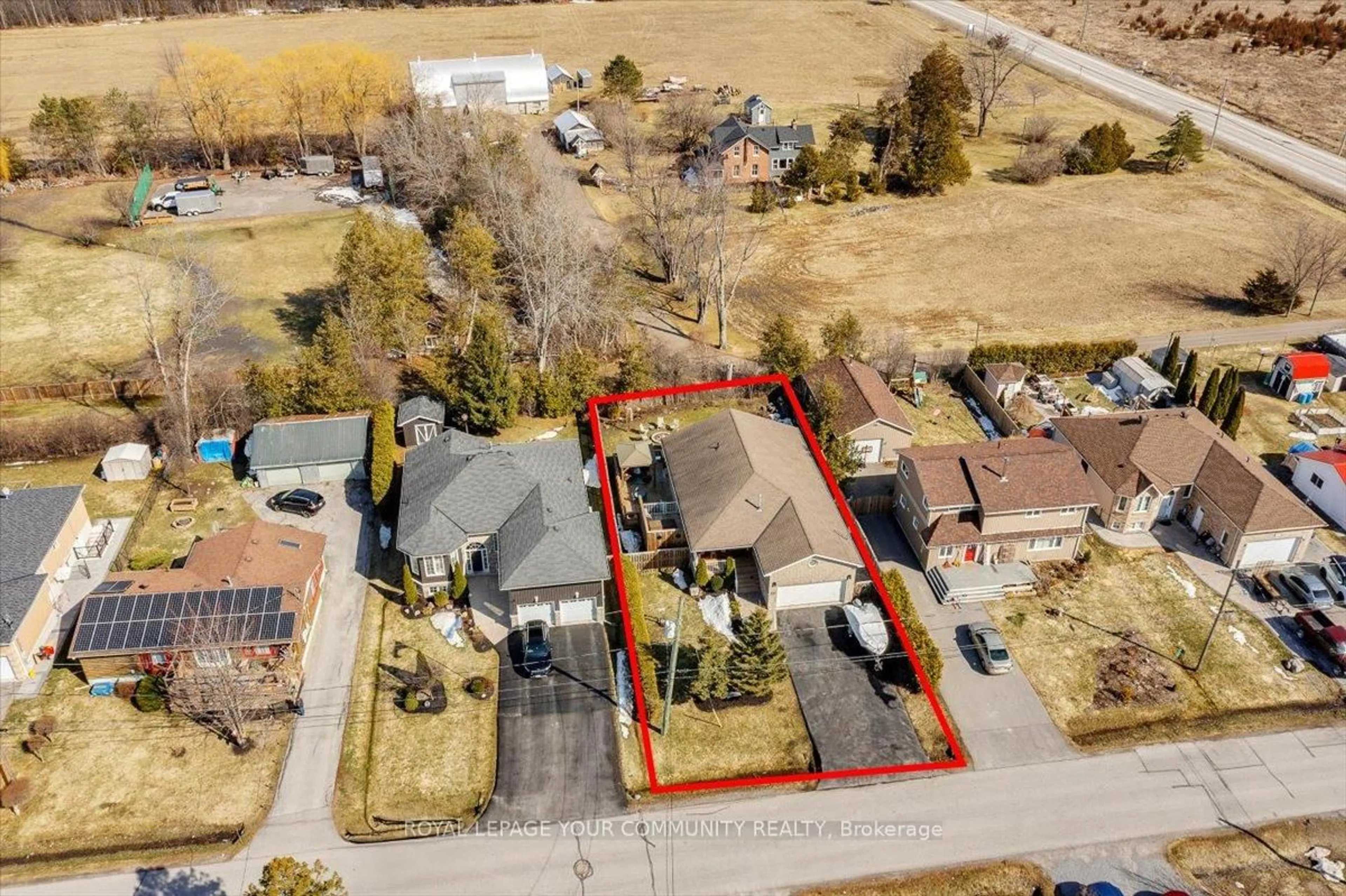 A pic from outside/outdoor area/front of a property/back of a property/a pic from drone, street for 825 Elmwood Rd, Georgina Ontario L4P 3E9