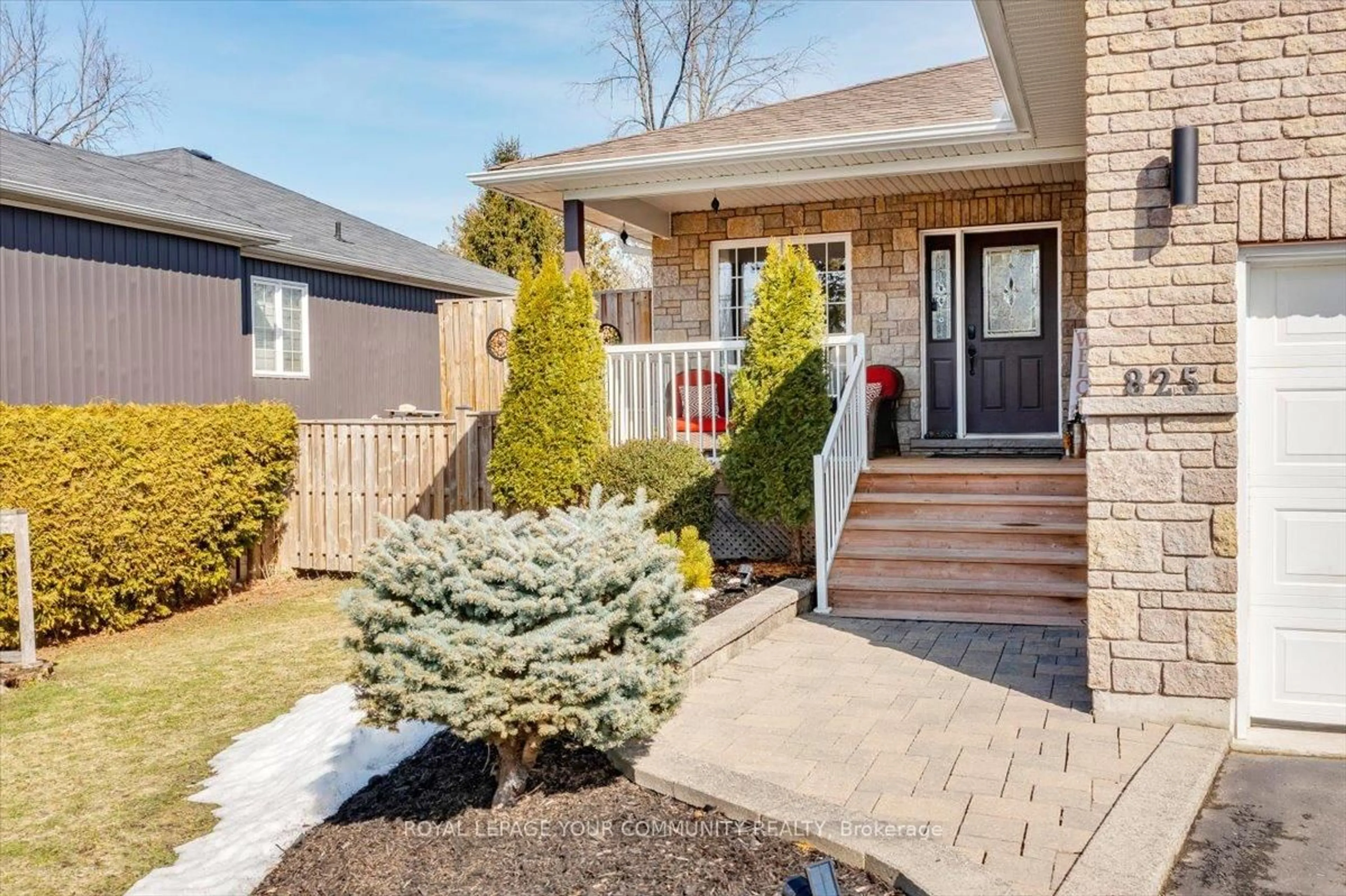 Home with brick exterior material, street for 825 Elmwood Rd, Georgina Ontario L4P 3E9