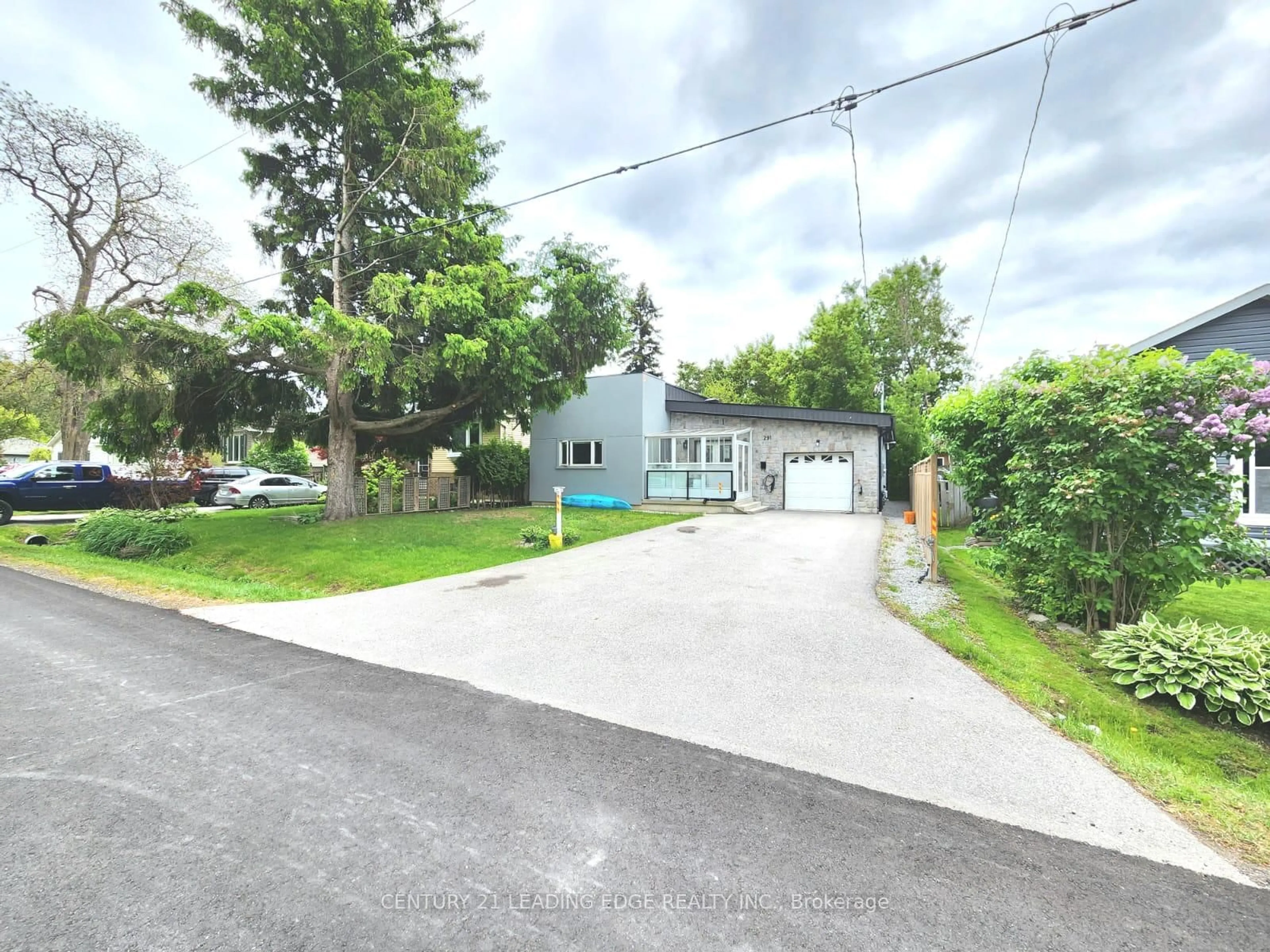 A pic from outside/outdoor area/front of a property/back of a property/a pic from drone, street for 291 Woodycrest Ave, Georgina Ontario L4P 2W3