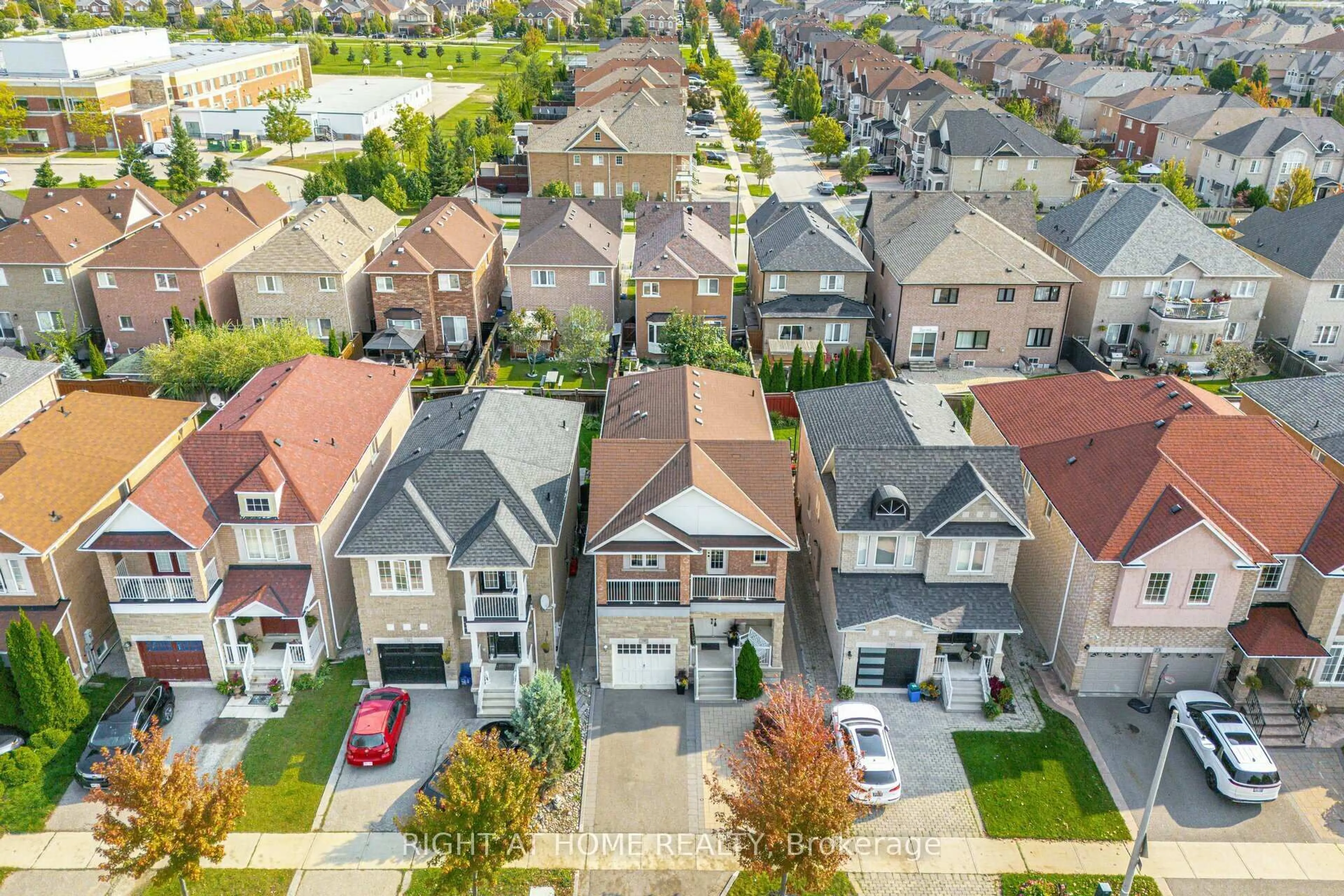 A pic from outside/outdoor area/front of a property/back of a property/a pic from drone, street for 29 Boticelli Way, Vaughan Ontario L4H 0C6