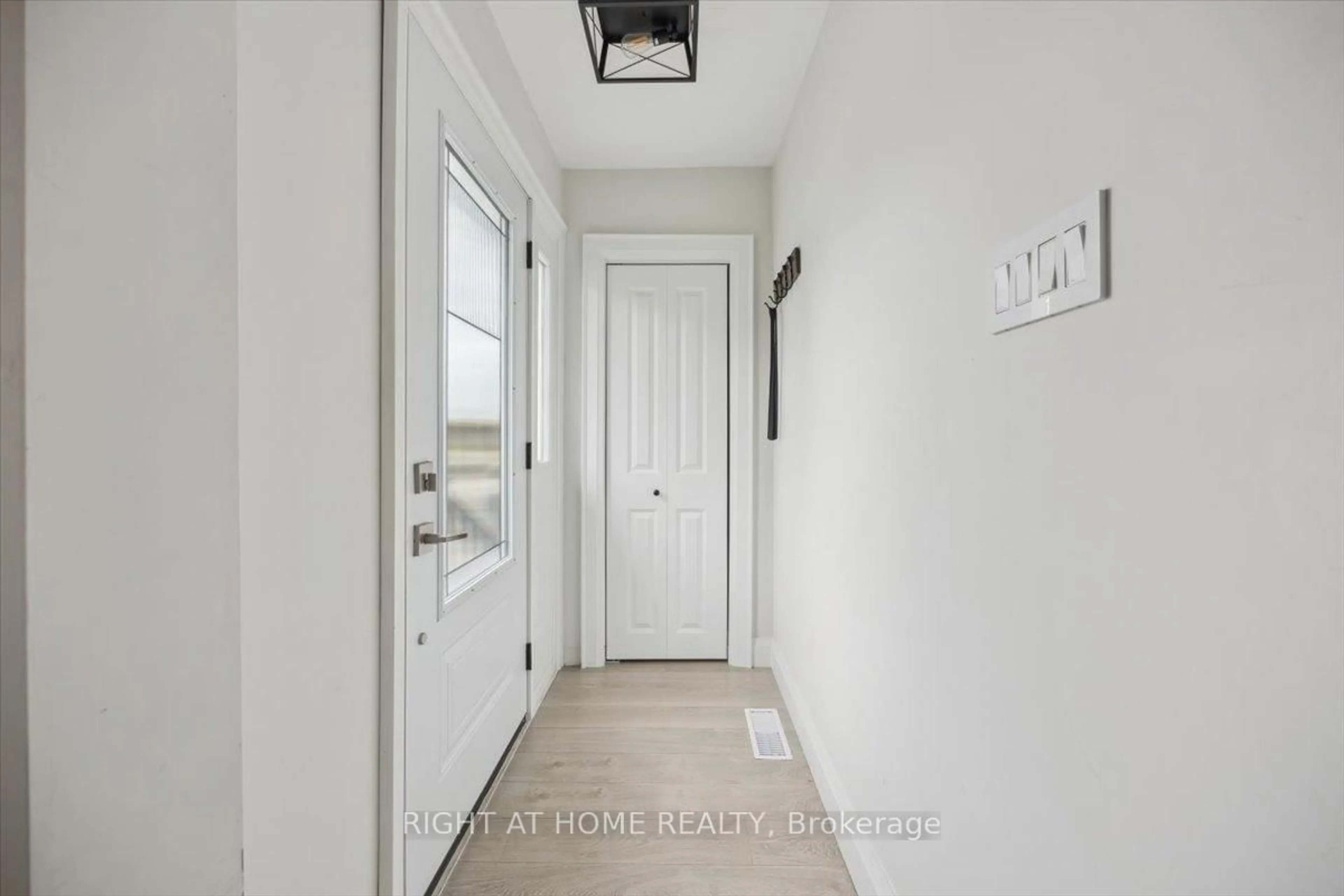 Indoor entryway for 38 Walter Ave, Newmarket Ontario L3Y 2T3
