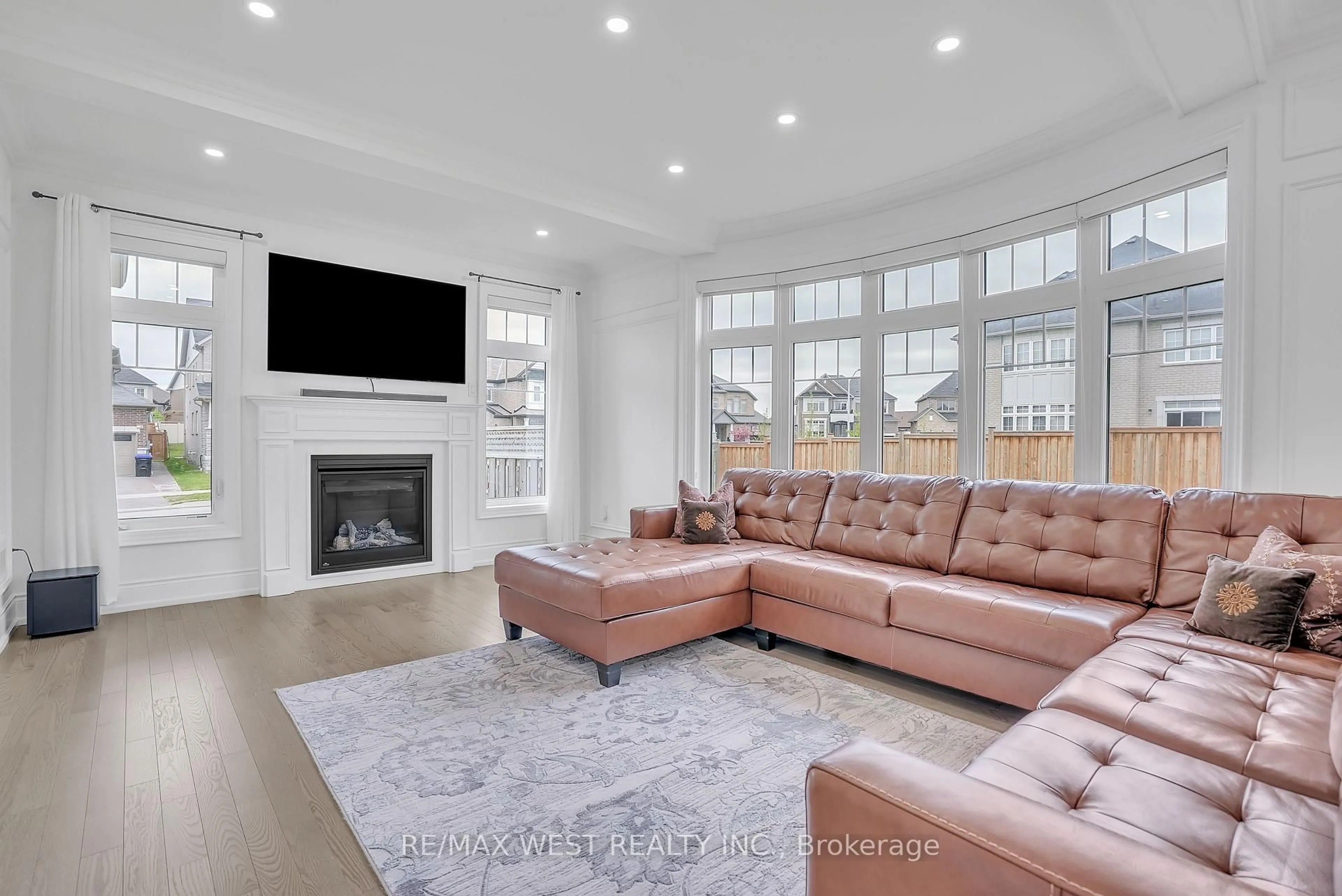 Living room with furniture, unknown for 1020 Larter St, Innisfil Ontario L9S 0N4