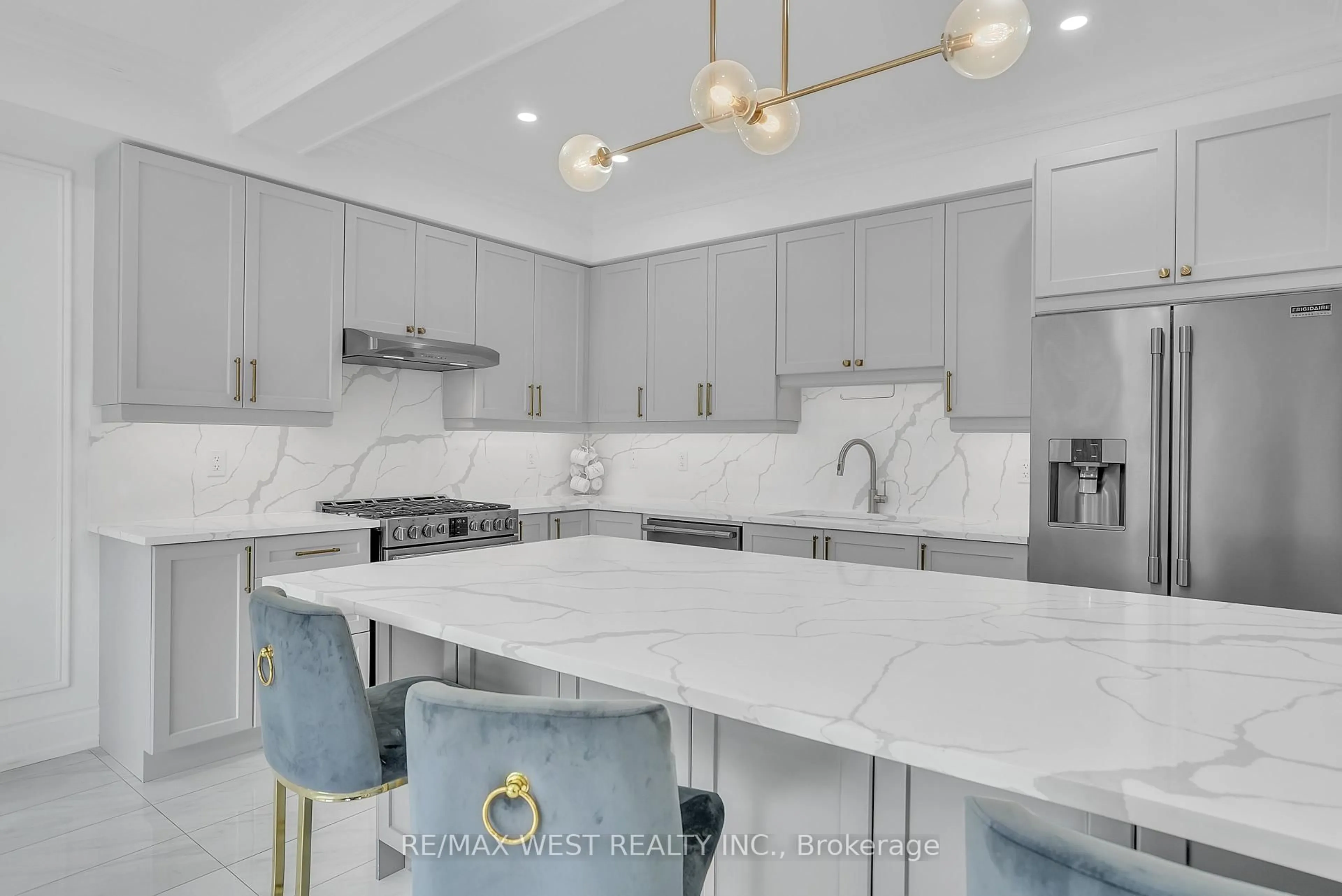 Open concept kitchen, ceramic/tile floor for 1020 Larter St, Innisfil Ontario L9S 0N4