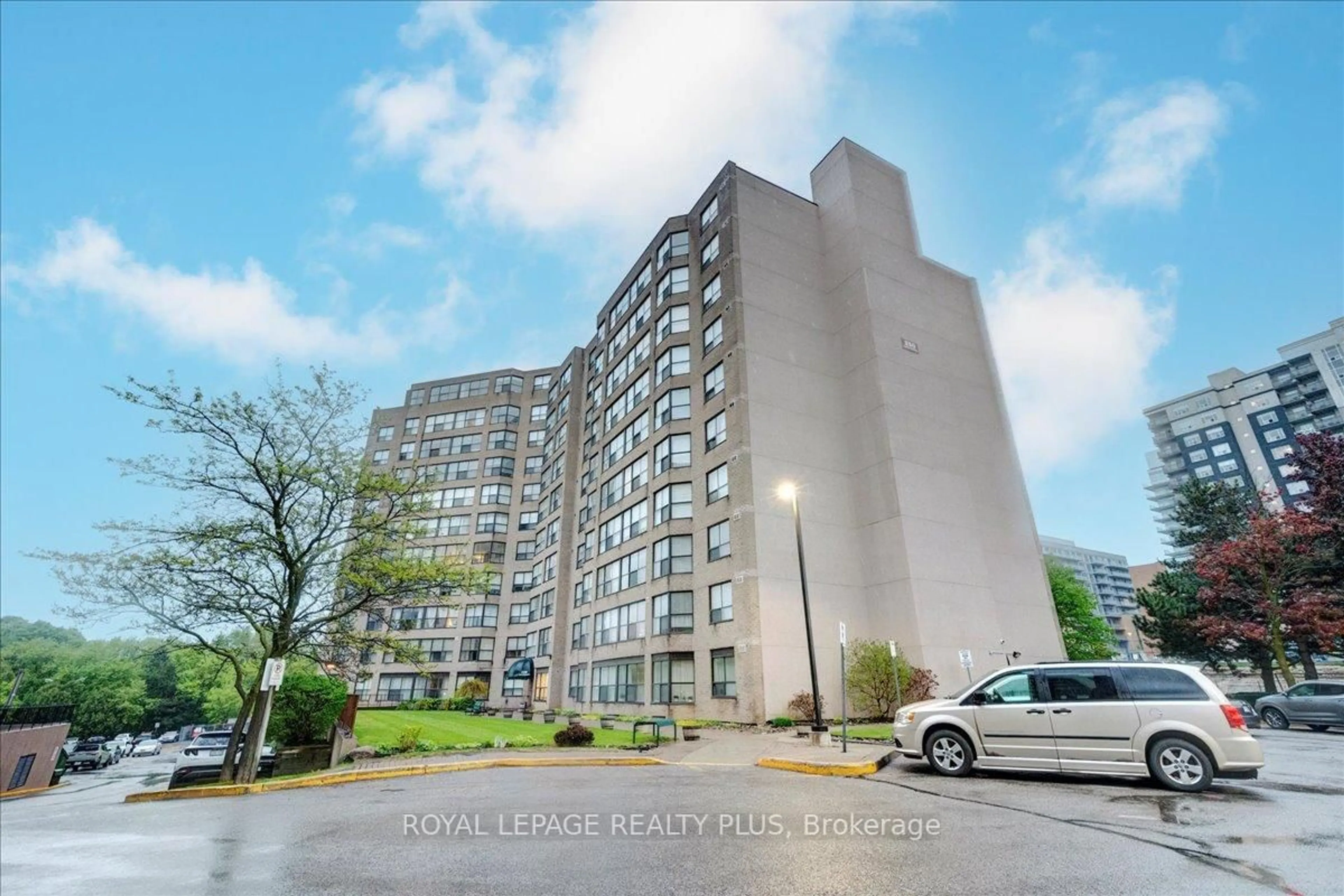 Unknown for 250 Davis Dr #304, Newmarket Ontario L3Y 7T7