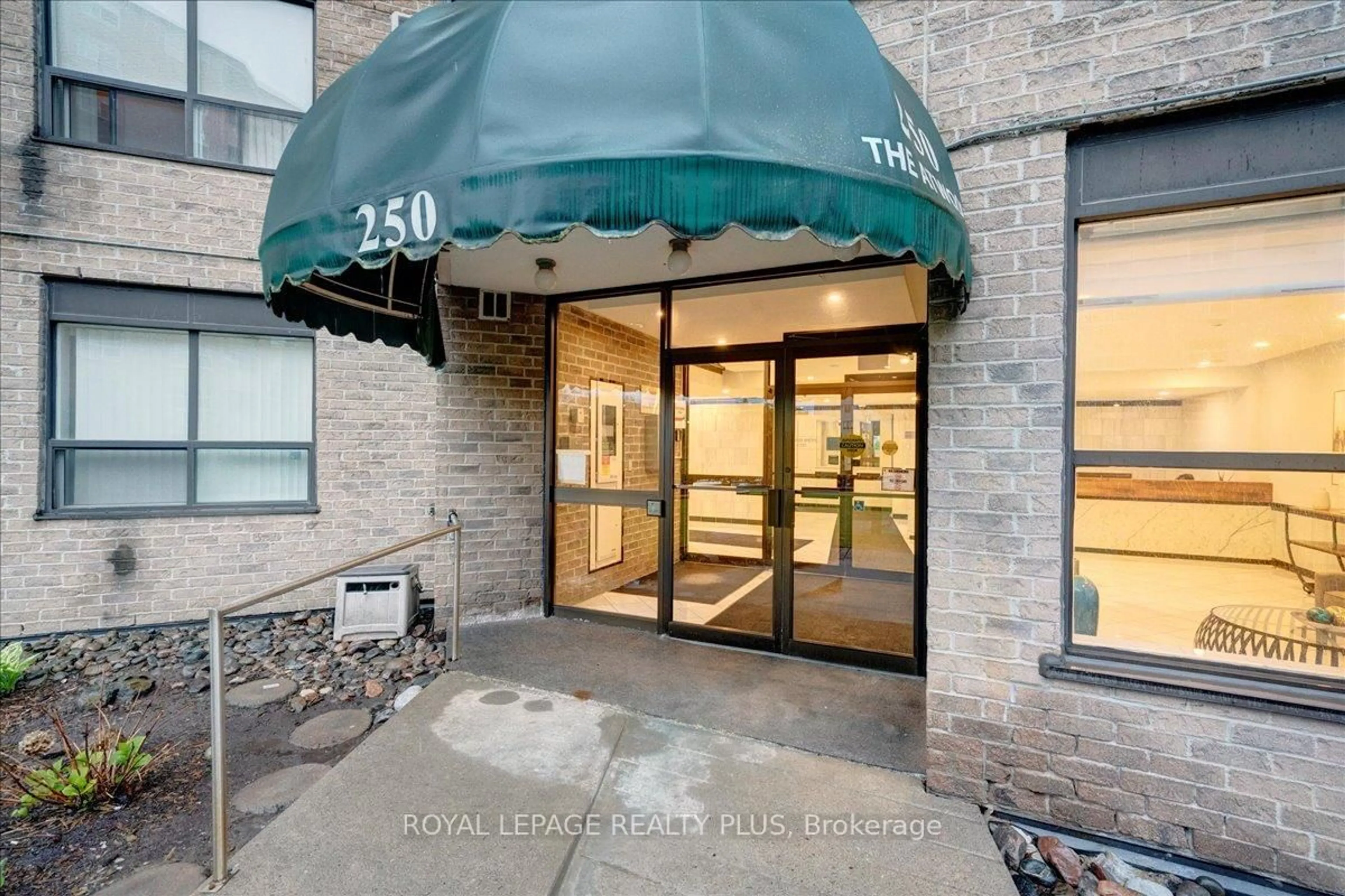 Indoor foyer for 250 Davis Dr #304, Newmarket Ontario L3Y 7T7