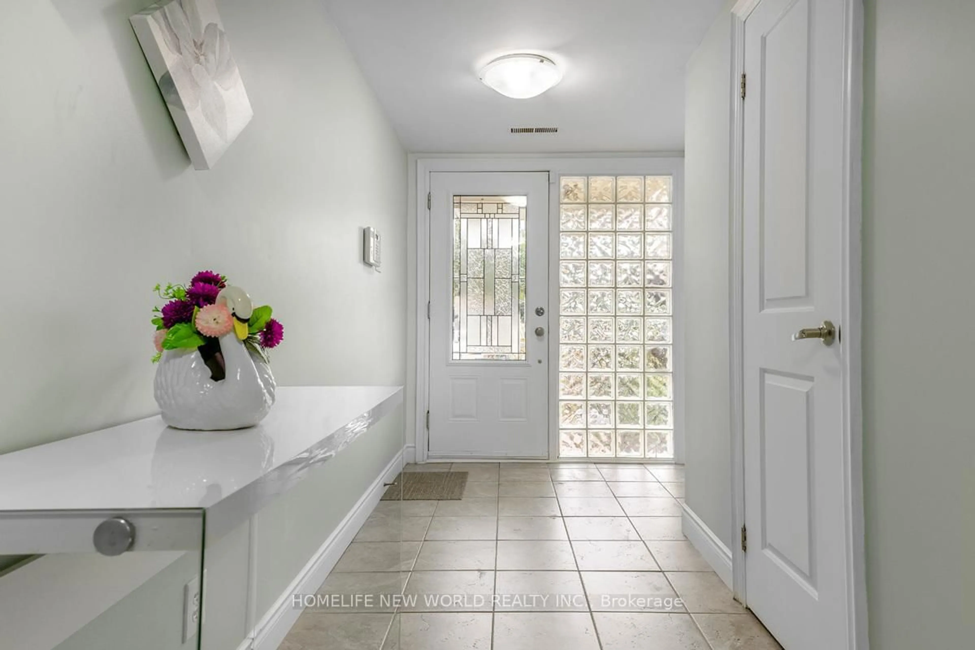 Indoor entryway for 61 Poplar Cres, Aurora Ontario L4G 3M4
