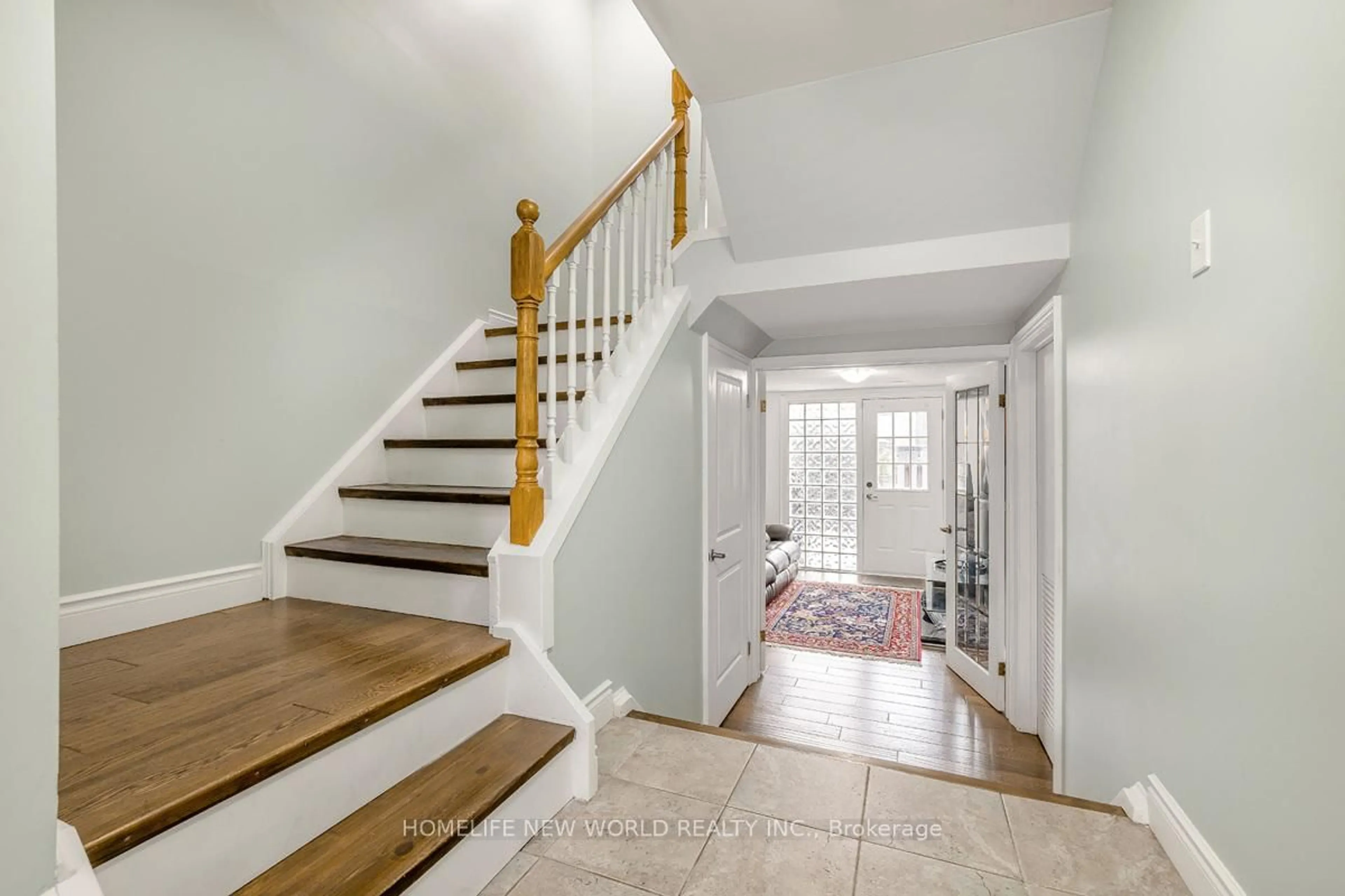 Indoor entryway for 61 Poplar Cres, Aurora Ontario L4G 3M4