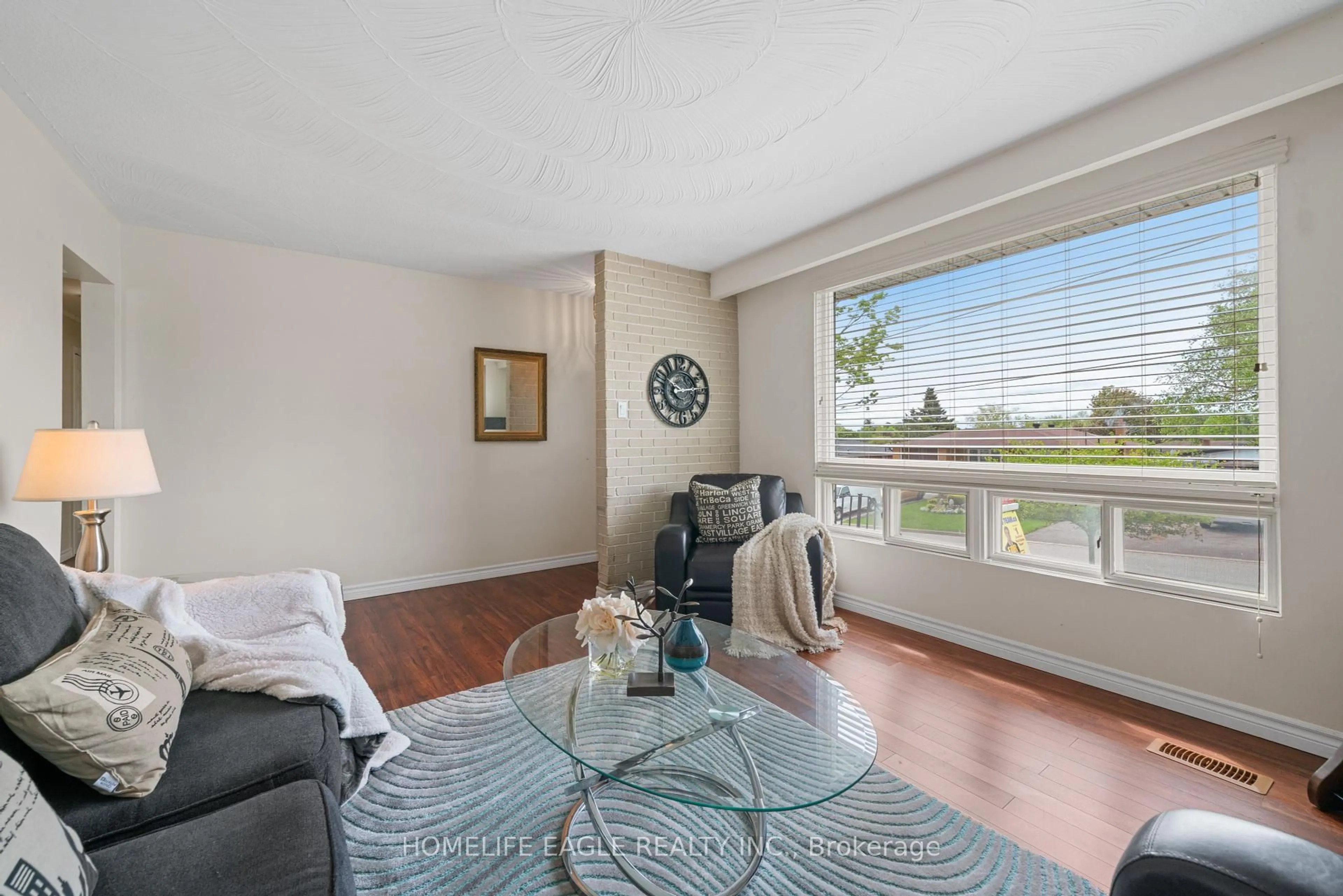 Living room with furniture, unknown for 135 Luxury Ave, Bradford West Gwillimbury Ontario L3Z 1T5