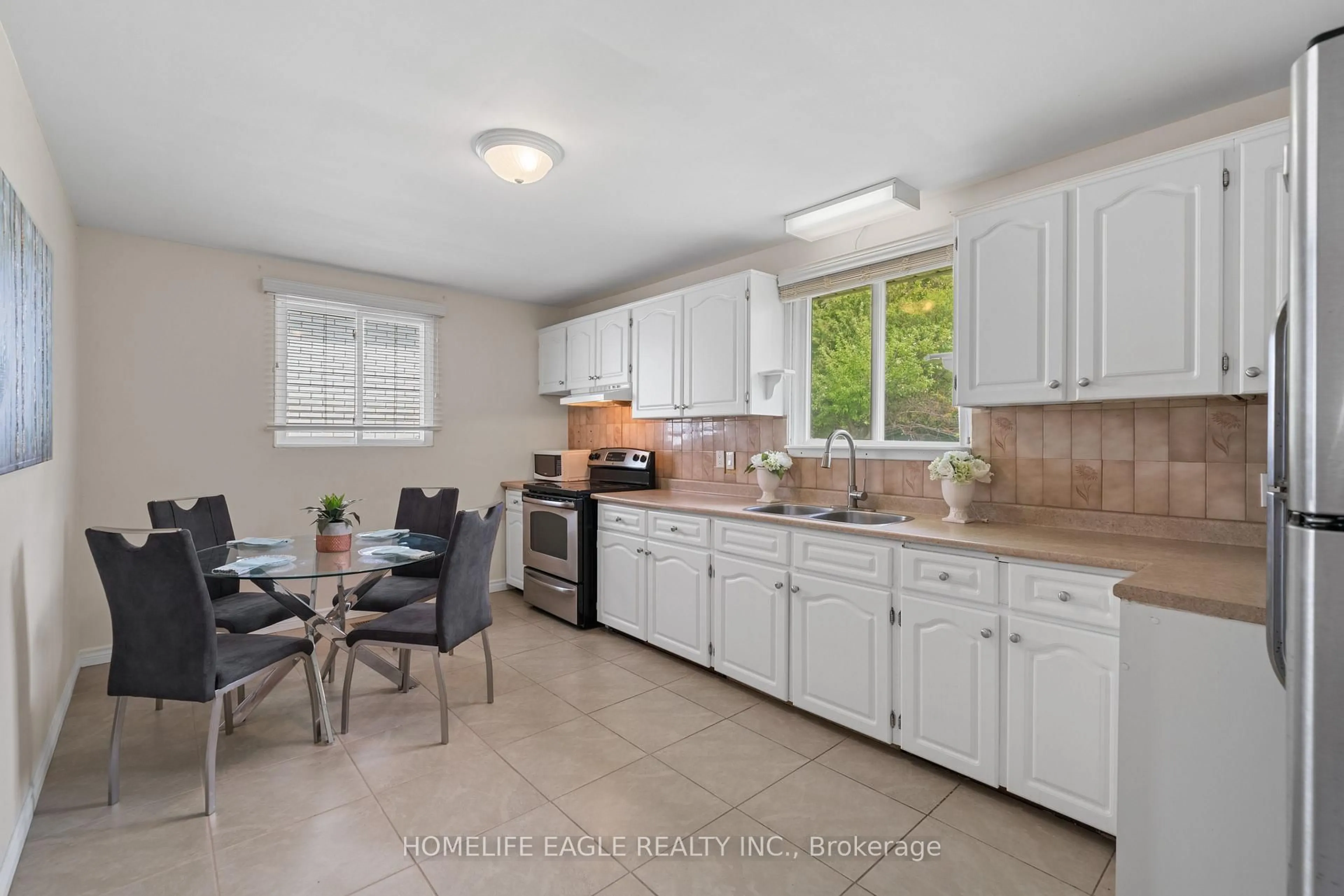 Open concept kitchen, ceramic/tile floor for 135 Luxury Ave, Bradford West Gwillimbury Ontario L3Z 1T5