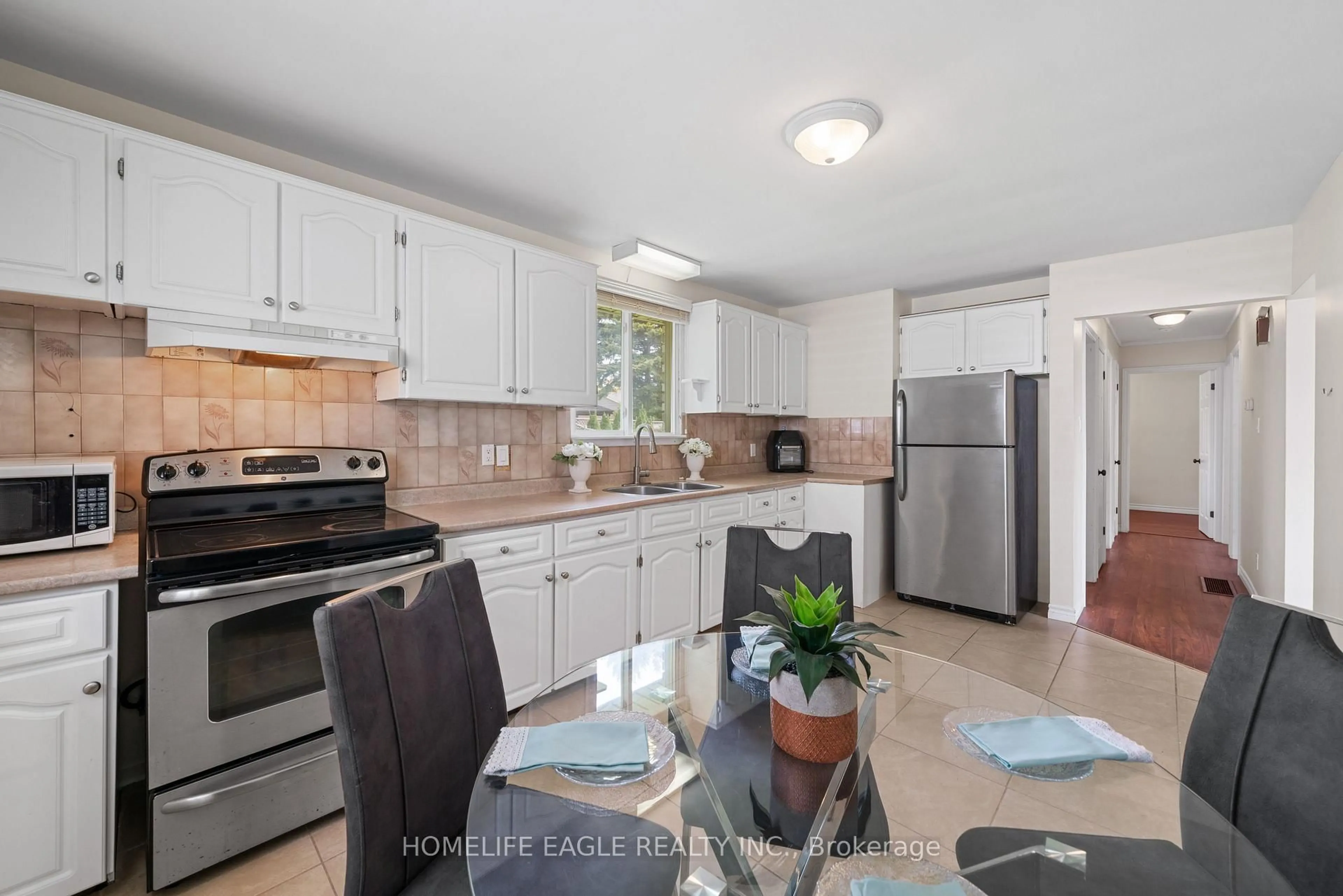 Standard kitchen, ceramic/tile floor for 135 Luxury Ave, Bradford West Gwillimbury Ontario L3Z 1T5