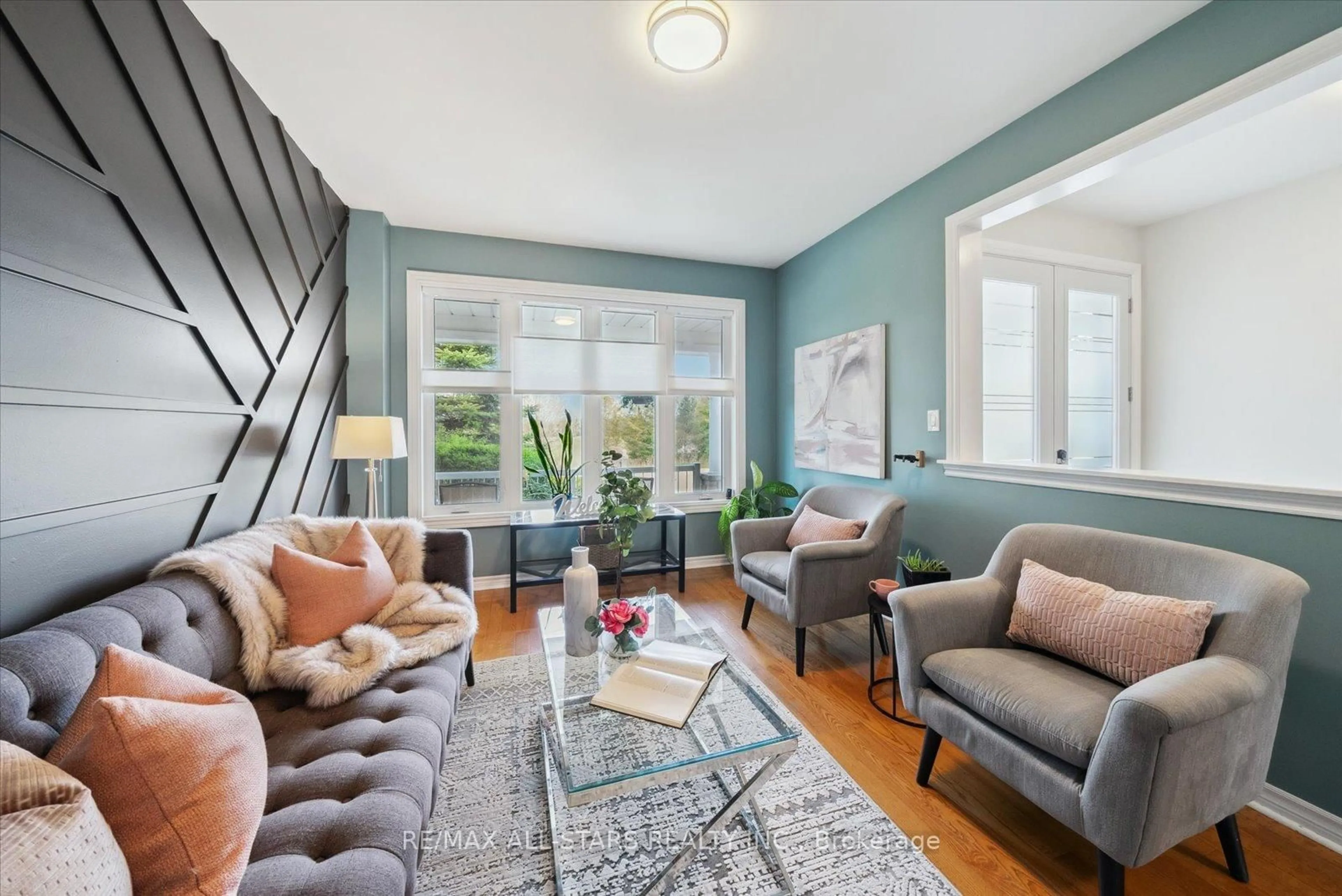 Living room with furniture, unknown for 102 Herrema Blvd, Uxbridge Ontario L9P 1X6