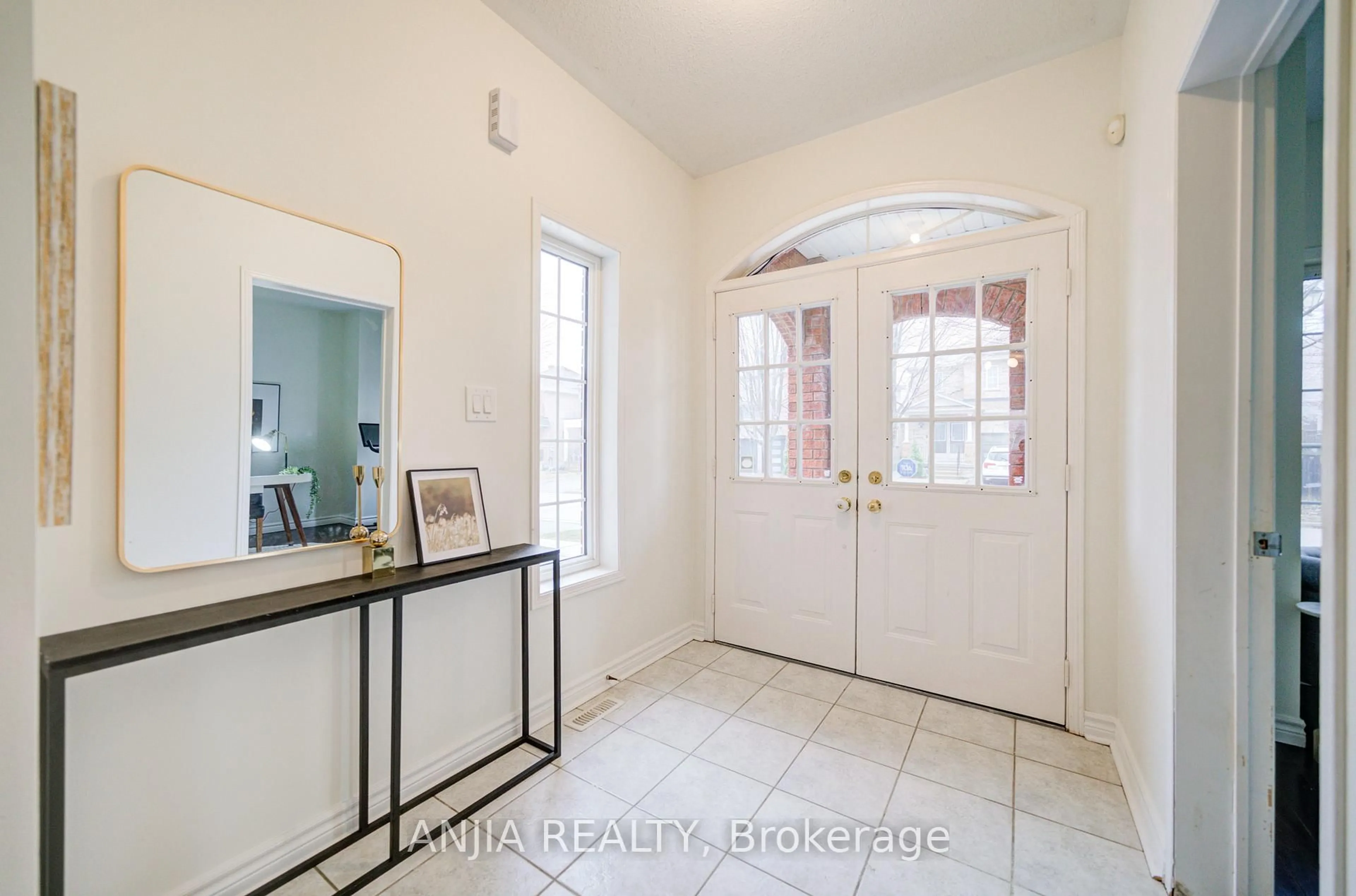 Indoor entryway for 91 Crawford St, Markham Ontario L6C 2W3