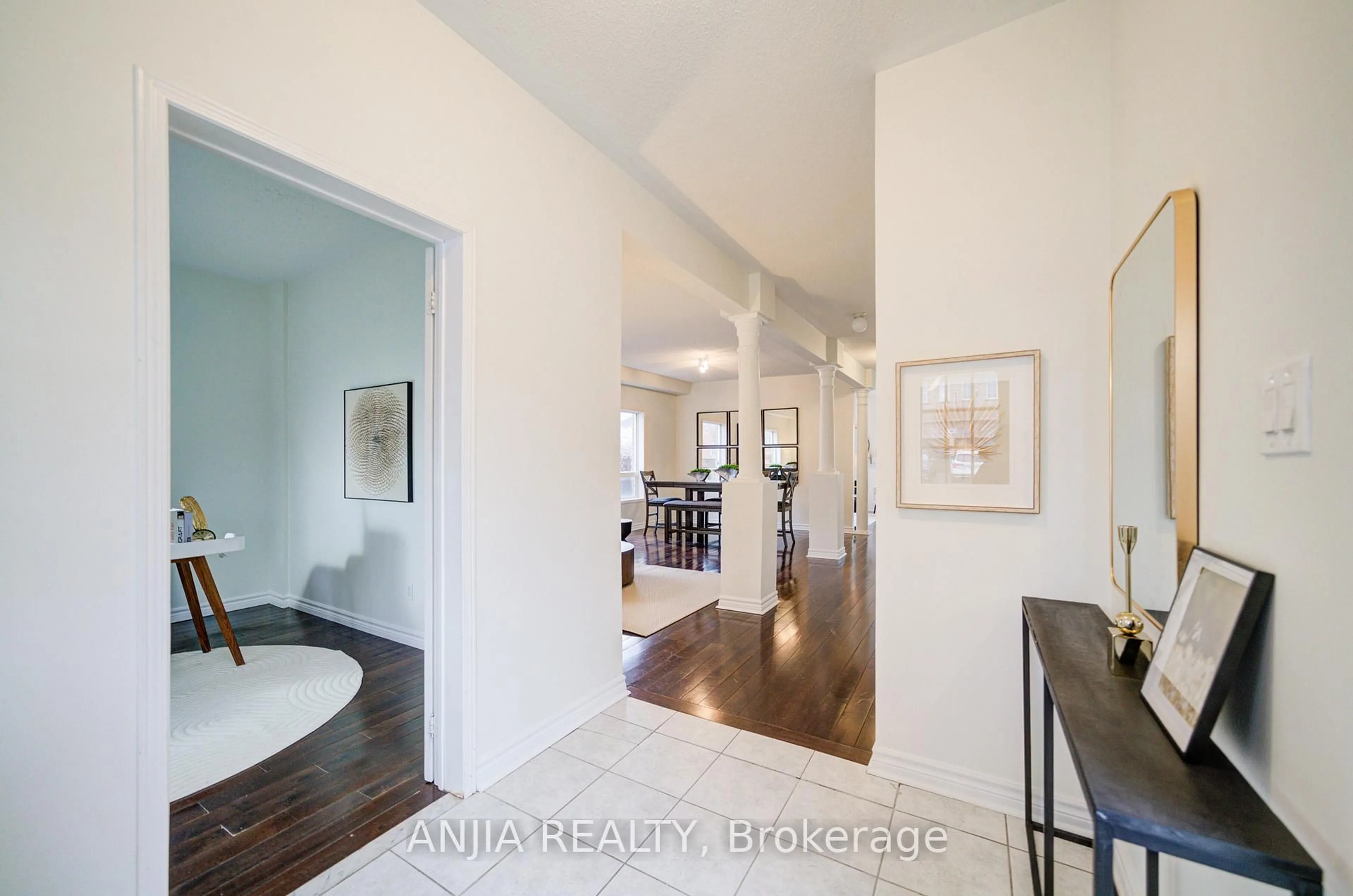 Indoor entryway for 91 Crawford St, Markham Ontario L6C 2W3