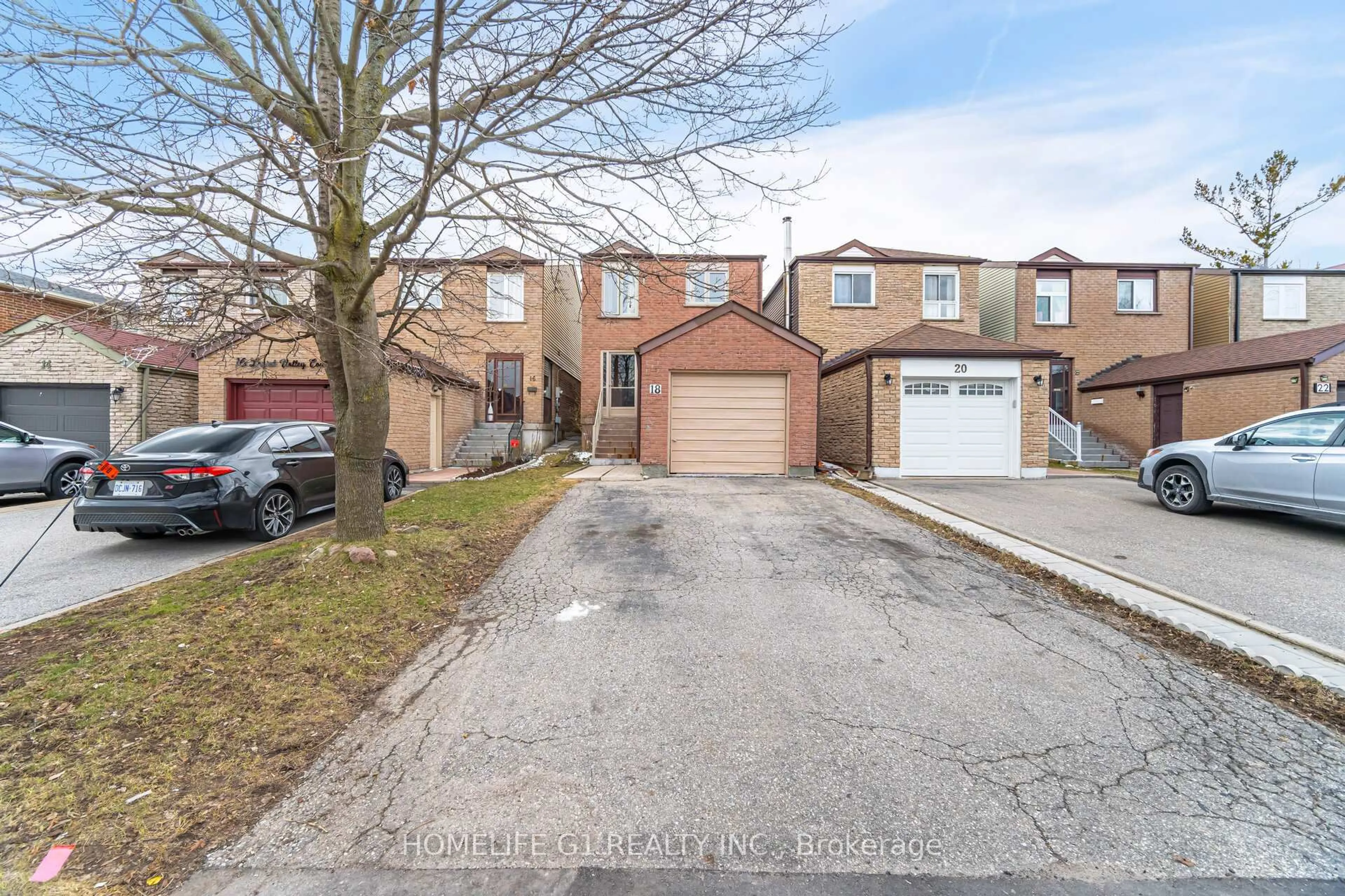 A pic from outside/outdoor area/front of a property/back of a property/a pic from drone, street for 18 Laurel Valley Crt, Vaughan Ontario L4K 2B3