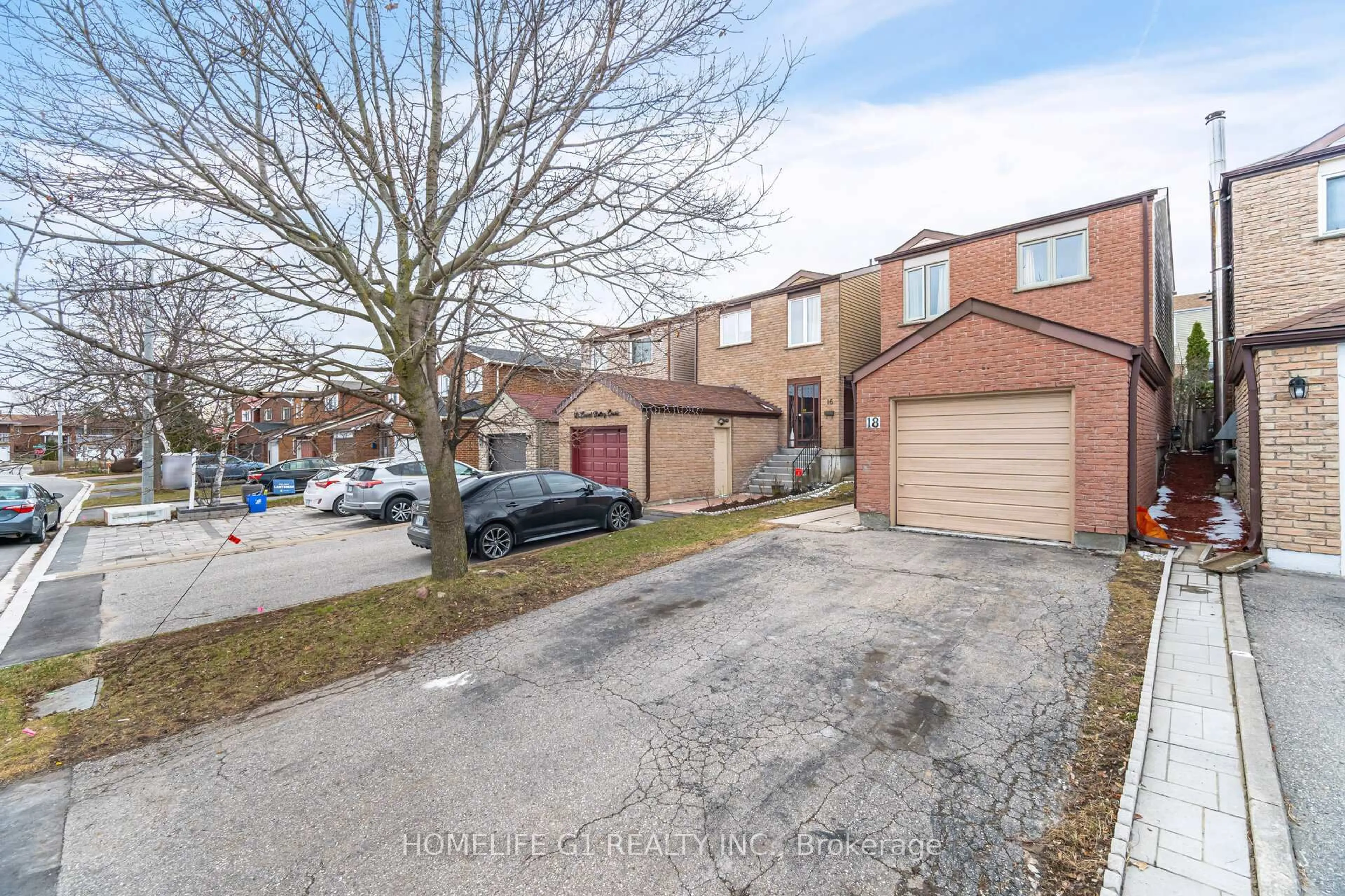 A pic from outside/outdoor area/front of a property/back of a property/a pic from drone, street for 18 Laurel Valley Crt, Vaughan Ontario L4K 2B3