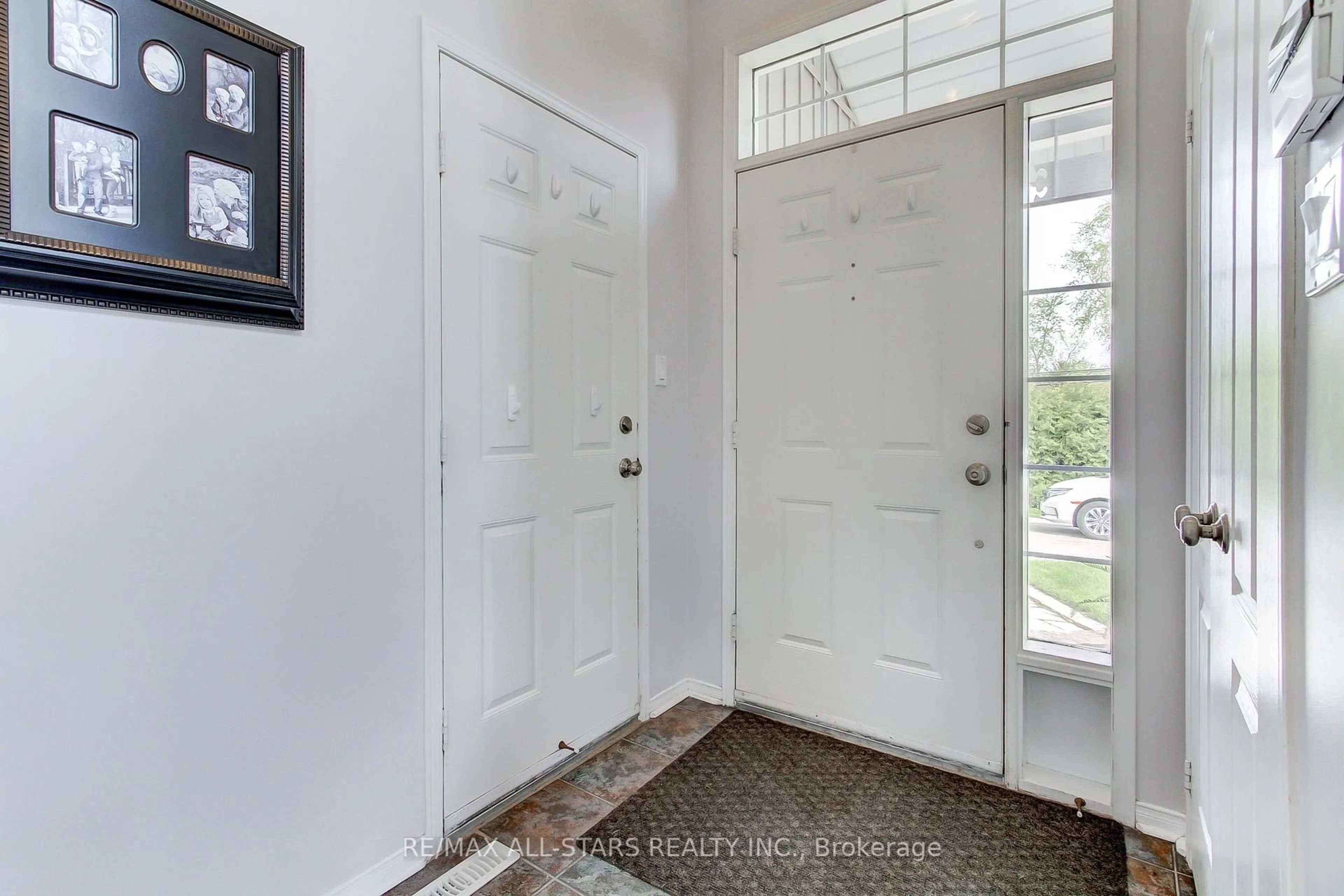 Indoor entryway for 1903 Metro Rd, Georgina Ontario L0E 1L0