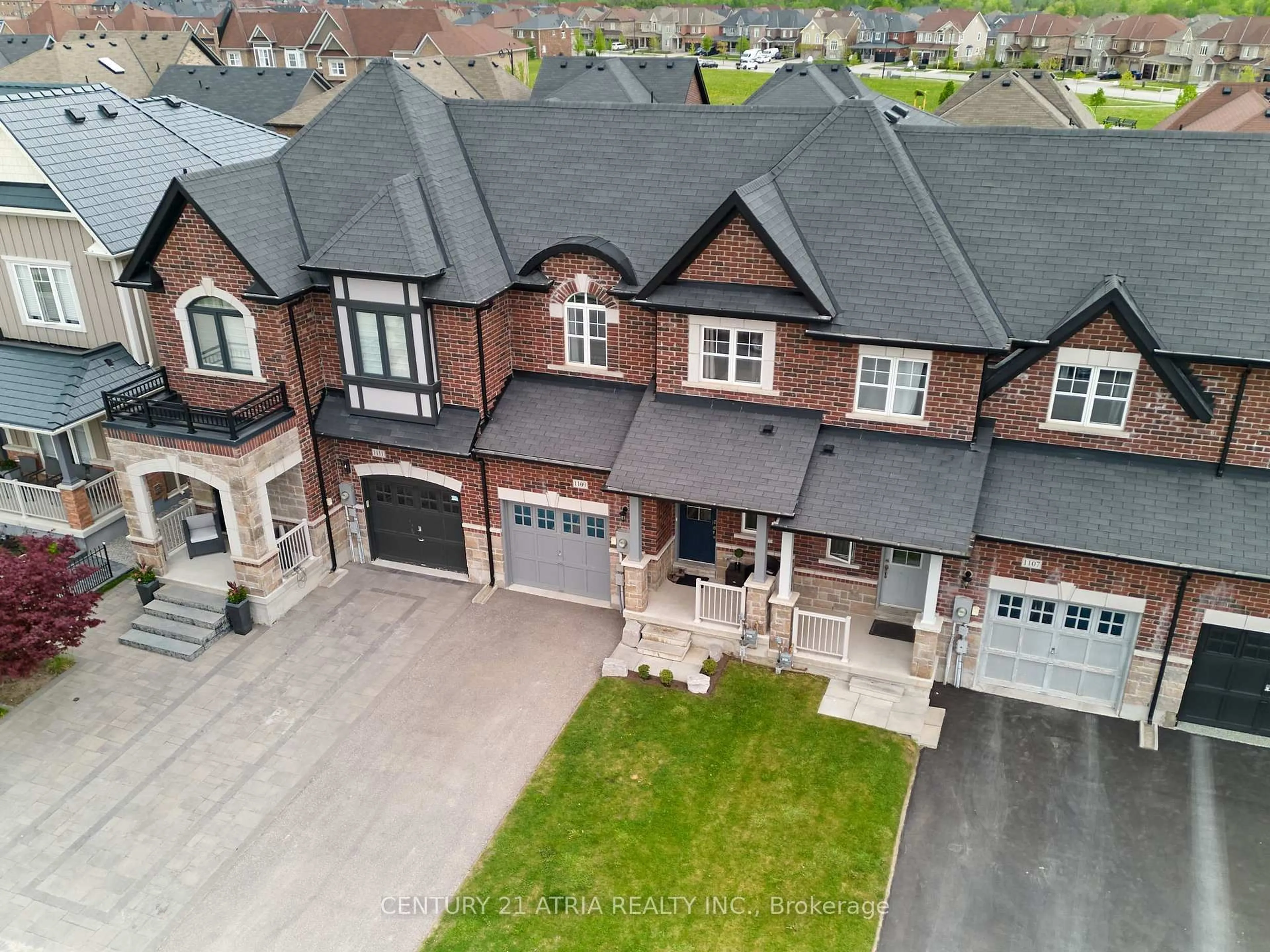 A pic from outside/outdoor area/front of a property/back of a property/a pic from drone, street for 1109 Stantin St, Innisfil Ontario L0L 1W0