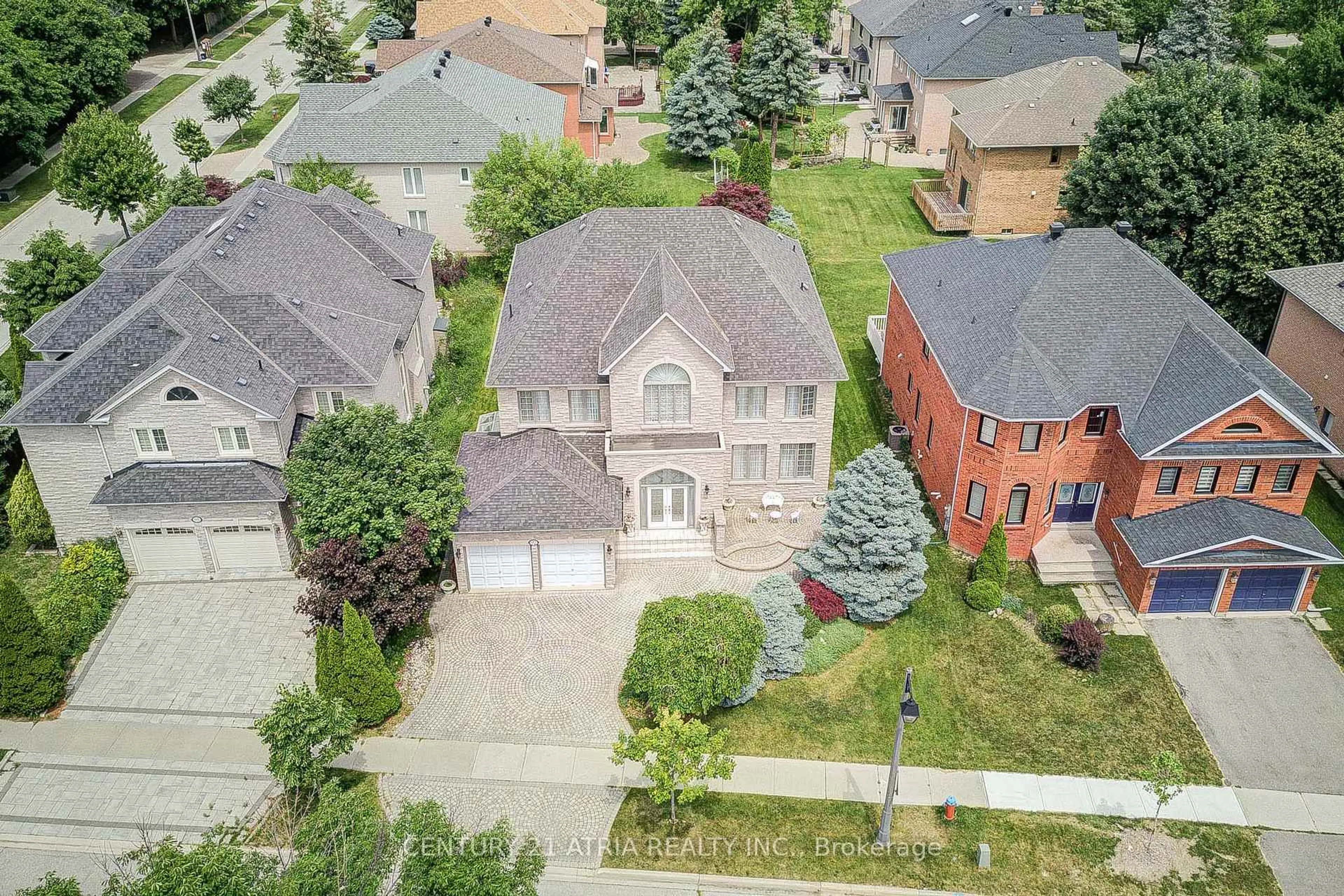A pic from outside/outdoor area/front of a property/back of a property/a pic from drone, street for 92 Springbrook Dr, Richmond Hill Ontario L4B 3P9