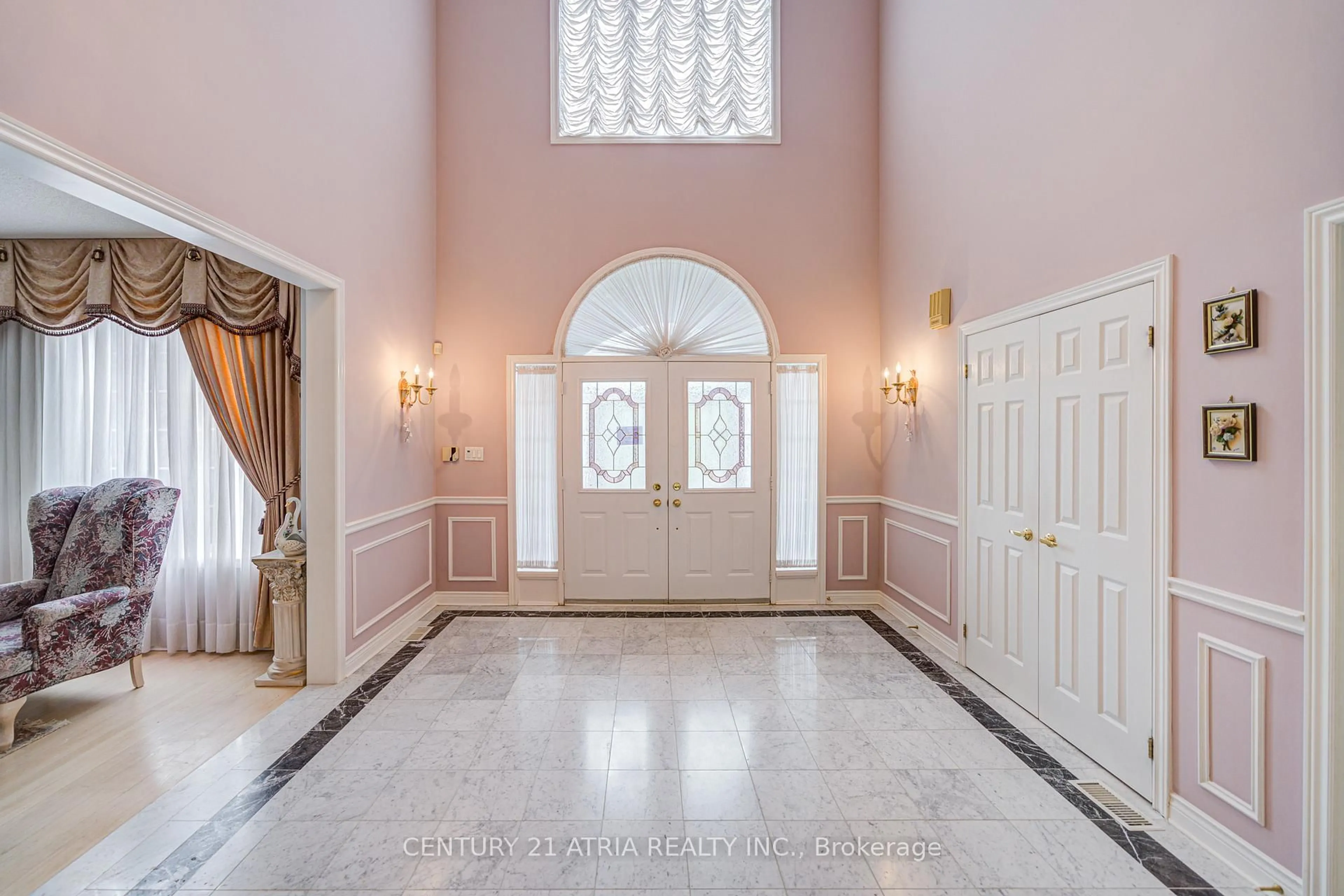 Indoor foyer for 92 Springbrook Dr, Richmond Hill Ontario L4B 3P9